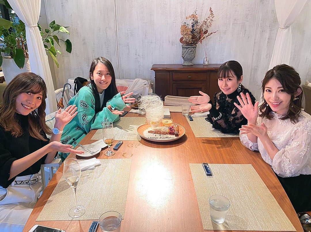 一木みおさんのインスタグラム写真 - (一木みおInstagram)「レオのハッピーバースデーをしました〜👏🏻✨﻿ ﻿ ﻿ いつも楽しくハッピースマイルなレオ﻿ 周りを誰よりも見てすぐ動けちゃうレオ﻿ カッコいいレオ﻿ 努力家(とみせていないけど超努力家)なレオ﻿ ご飯作り上手なレオ﻿ ルリコの脚を守るレオ﻿ ﻿ レオってそんな人なんです。﻿ とにかくイケメン。﻿ 暖かくて、優しくて、周りを楽しませるのが上手で。﻿ ﻿ これからも楽しい事をたくさん一緒にしていきたいって思う大切なお友達！﻿ ﻿ 何でもパーフェクトに仕上げられちゃうハレナと﻿ 優しく、たまにビシッと言うルリコと﻿ みんなといる空間が大好き〜落ち着く〜いつもありがとう。﻿ ﻿ レオ、お誕生日おめでとうこれからもハッピーがたくさんありますように🌈✨﻿ ﻿ #レオ #hbd #birthday #happybirthday #friends #blackterrace #ブラックテラス #神泉 #model #photography #撮影 #photo  #ootd #粉我 #时装  #likeforlikes  #hairstyles  #photooftheday #fashion #igers #サプライズ #渋谷  #instagood #surprise﻿ #좋아요 #패션 #셀피 #먹스타그램 #맛집 #ミオチキのイチニチ」10月22日 8時00分 - mioichiki30