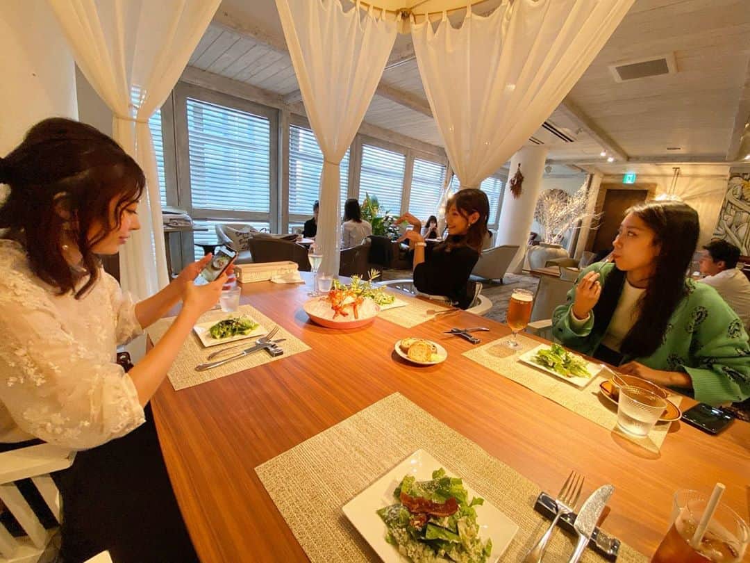 一木みおさんのインスタグラム写真 - (一木みおInstagram)「レオのハッピーバースデーをしました〜👏🏻✨﻿ ﻿ ﻿ いつも楽しくハッピースマイルなレオ﻿ 周りを誰よりも見てすぐ動けちゃうレオ﻿ カッコいいレオ﻿ 努力家(とみせていないけど超努力家)なレオ﻿ ご飯作り上手なレオ﻿ ルリコの脚を守るレオ﻿ ﻿ レオってそんな人なんです。﻿ とにかくイケメン。﻿ 暖かくて、優しくて、周りを楽しませるのが上手で。﻿ ﻿ これからも楽しい事をたくさん一緒にしていきたいって思う大切なお友達！﻿ ﻿ 何でもパーフェクトに仕上げられちゃうハレナと﻿ 優しく、たまにビシッと言うルリコと﻿ みんなといる空間が大好き〜落ち着く〜いつもありがとう。﻿ ﻿ レオ、お誕生日おめでとうこれからもハッピーがたくさんありますように🌈✨﻿ ﻿ #レオ #hbd #birthday #happybirthday #friends #blackterrace #ブラックテラス #神泉 #model #photography #撮影 #photo  #ootd #粉我 #时装  #likeforlikes  #hairstyles  #photooftheday #fashion #igers #サプライズ #渋谷  #instagood #surprise﻿ #좋아요 #패션 #셀피 #먹스타그램 #맛집 #ミオチキのイチニチ」10月22日 8時00分 - mioichiki30