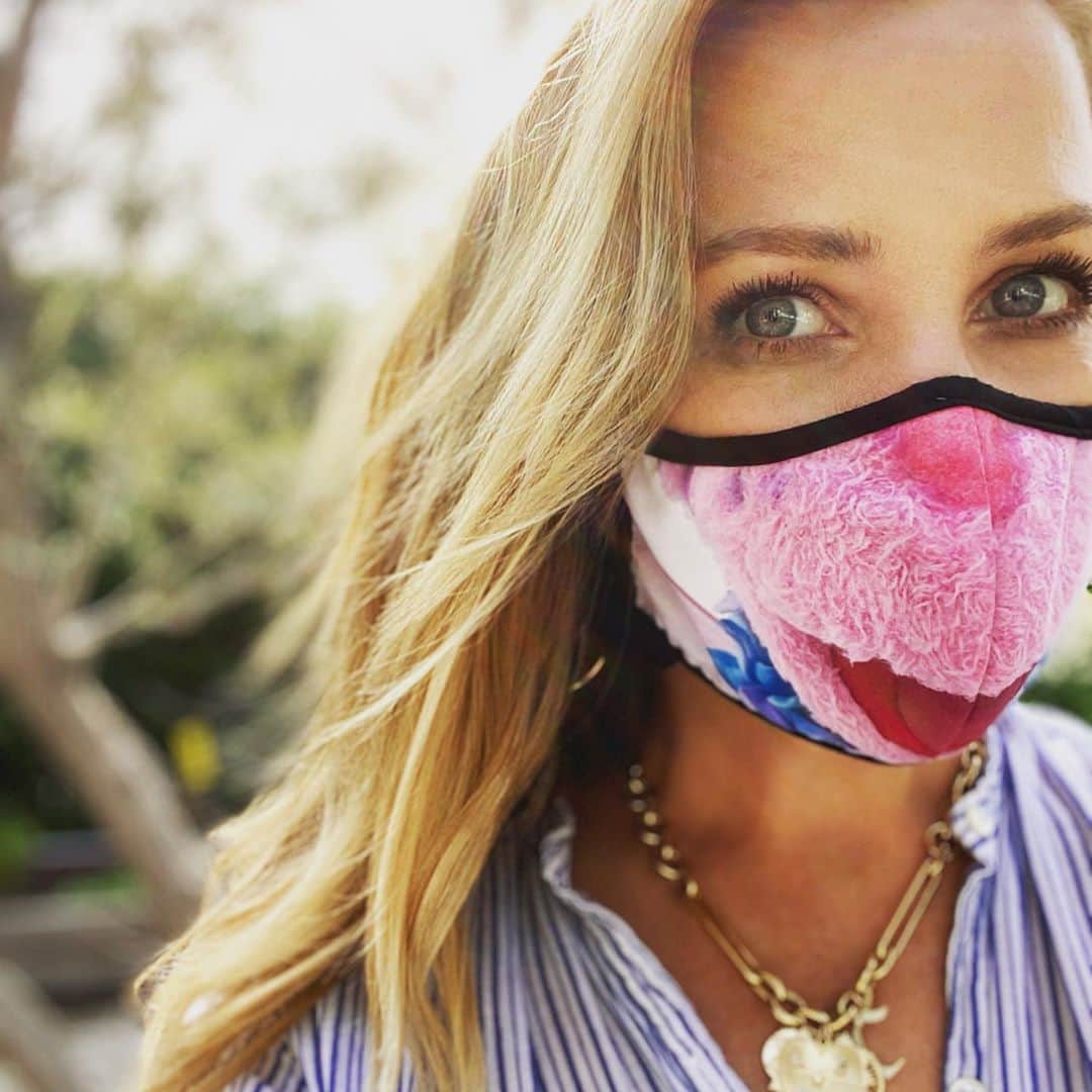 ジェシカ・キャプショーのインスタグラム：「Calling all Sesame Street fans!!! @sesamestreet & @citizensofhumanity have partnered for these super fun masks...pick your favorite character and add a little spice to your regular mask wearing programming ☺️  Sesame Workshop is the nonprofit educational organization behind Sesame Street, with a mission to help children grow smarter, stronger and kinder. Caring for Each Other is designed to support families as they navigate the challenges and uncertainties of the pandemic and provides free resources that help children identify and manage big feelings, learn through play at home or in school, and stay physically, mentally and emotionally healthy.」