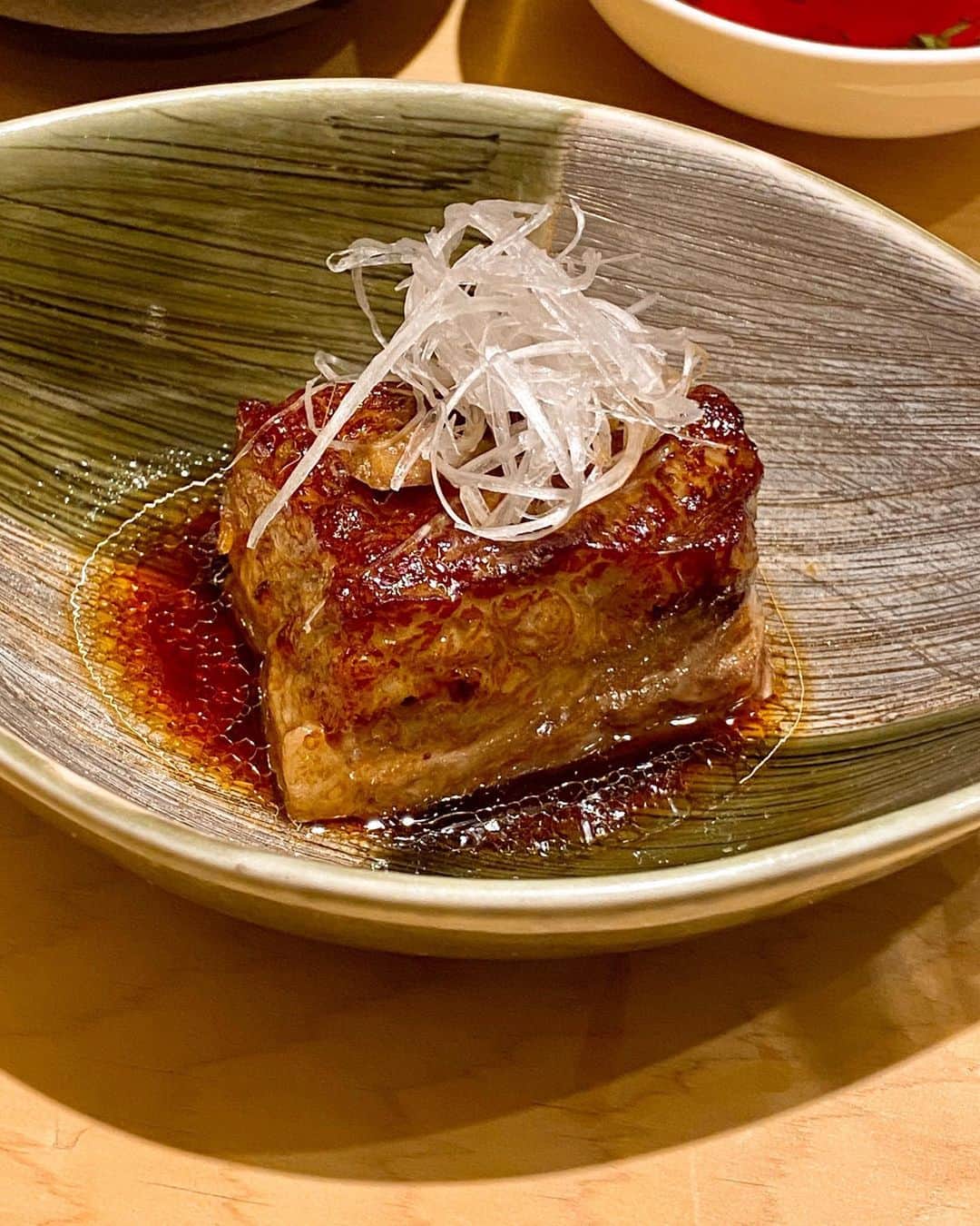 秋山具義さんのインスタグラム写真 - (秋山具義Instagram)「『五星三心占い』の打ち上げで、六本木『鮨 由う』。﻿ こちらの店名は、ゲッターズ飯田さんが決めて、11ヶ月でミシュラン★を獲っちゃっんだから、尾崎淳大将も凄いし、ゲッターズさんも凄い！﻿ ﻿ 久しぶりの『鮨 由う』美味しかった〜！！！﻿ ﻿ つまみは、﻿ 嶺岡豆腐とうもろこしバージョン﻿ もずく酢﻿ 煎り酒ヒラメ﻿ 港区巻き﻿ ホタテの茶碗蒸しからの茶碗ですよ﻿ 薫製トロサワラ﻿ 気仙沼産カツオ﻿ 蒸しアワビ肝ソースからのうにご飯﻿ カマトロ﻿ 揚げ出しタラの白子﻿ 卵焼き﻿ お椀﻿ ﻿ 握りは、﻿ プリン巻き(商標登録済み) ﻿ 大トロ﻿ カスゴダイ　﻿ イワシ﻿ マグロ 赤身漬け﻿ トロタクキャビア軍艦巻き﻿ クルマエビ﻿ いくらご飯﻿ コハダ﻿ アナゴ﻿ ﻿ 追加、﻿ トロのっけ太巻き﻿ ﻿ #鮨由う #具義寿司2020﻿ #具義うに2020 ﻿」10月22日 8時06分 - gugitter
