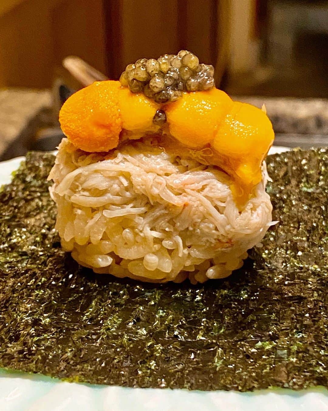 秋山具義さんのインスタグラム写真 - (秋山具義Instagram)「『五星三心占い』の打ち上げで、六本木『鮨 由う』。﻿ こちらの店名は、ゲッターズ飯田さんが決めて、11ヶ月でミシュラン★を獲っちゃっんだから、尾崎淳大将も凄いし、ゲッターズさんも凄い！﻿ ﻿ 久しぶりの『鮨 由う』美味しかった〜！！！﻿ ﻿ つまみは、﻿ 嶺岡豆腐とうもろこしバージョン﻿ もずく酢﻿ 煎り酒ヒラメ﻿ 港区巻き﻿ ホタテの茶碗蒸しからの茶碗ですよ﻿ 薫製トロサワラ﻿ 気仙沼産カツオ﻿ 蒸しアワビ肝ソースからのうにご飯﻿ カマトロ﻿ 揚げ出しタラの白子﻿ 卵焼き﻿ お椀﻿ ﻿ 握りは、﻿ プリン巻き(商標登録済み) ﻿ 大トロ﻿ カスゴダイ　﻿ イワシ﻿ マグロ 赤身漬け﻿ トロタクキャビア軍艦巻き﻿ クルマエビ﻿ いくらご飯﻿ コハダ﻿ アナゴ﻿ ﻿ 追加、﻿ トロのっけ太巻き﻿ ﻿ #鮨由う #具義寿司2020﻿ #具義うに2020 ﻿」10月22日 8時06分 - gugitter
