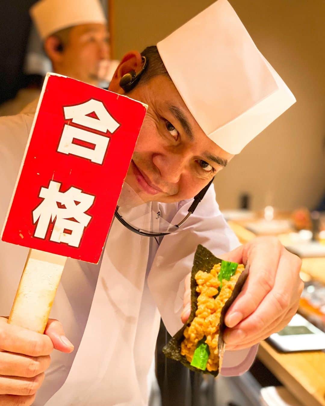 秋山具義さんのインスタグラム写真 - (秋山具義Instagram)「『五星三心占い』の打ち上げで、六本木『鮨 由う』。﻿ こちらの店名は、ゲッターズ飯田さんが決めて、11ヶ月でミシュラン★を獲っちゃっんだから、尾崎淳大将も凄いし、ゲッターズさんも凄い！﻿ ﻿ 久しぶりの『鮨 由う』美味しかった〜！！！﻿ ﻿ つまみは、﻿ 嶺岡豆腐とうもろこしバージョン﻿ もずく酢﻿ 煎り酒ヒラメ﻿ 港区巻き﻿ ホタテの茶碗蒸しからの茶碗ですよ﻿ 薫製トロサワラ﻿ 気仙沼産カツオ﻿ 蒸しアワビ肝ソースからのうにご飯﻿ カマトロ﻿ 揚げ出しタラの白子﻿ 卵焼き﻿ お椀﻿ ﻿ 握りは、﻿ プリン巻き(商標登録済み) ﻿ 大トロ﻿ カスゴダイ　﻿ イワシ﻿ マグロ 赤身漬け﻿ トロタクキャビア軍艦巻き﻿ クルマエビ﻿ いくらご飯﻿ コハダ﻿ アナゴ﻿ ﻿ 追加、﻿ トロのっけ太巻き﻿ ﻿ #鮨由う #具義寿司2020﻿ #具義うに2020 ﻿」10月22日 8時06分 - gugitter