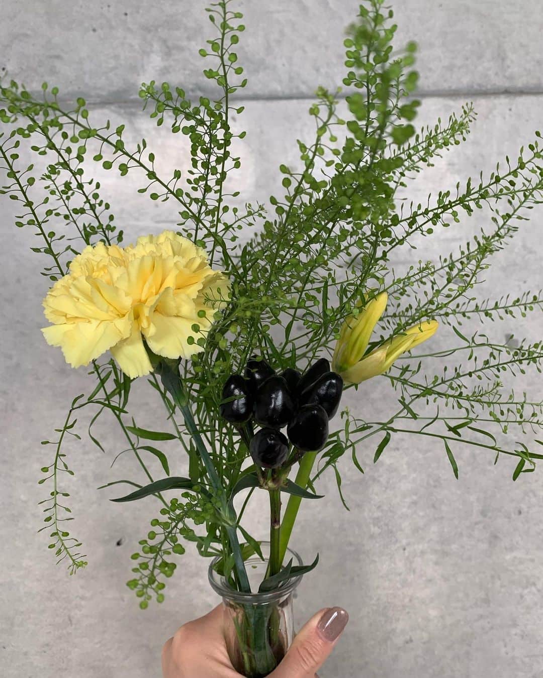 のインスタグラム：「.  3週間に１回？ぐらいで お家のお花を入れ替え💐💓 . 自分好みのお花を選択して お家に飾るのが楽しいっ😊😊❤️ いつも暖色系になりがちっ🧡😗 . 💐💐💐 . #💐#Flower#flowerlovers#flowers#flower_special_ #myhome#interior#🌷#decorate#decoratehome #お花のある暮らし#インテリア#暖色カラー #美しい#花瓶はワインのデキャンタ#笑#🍷#😏#😎」