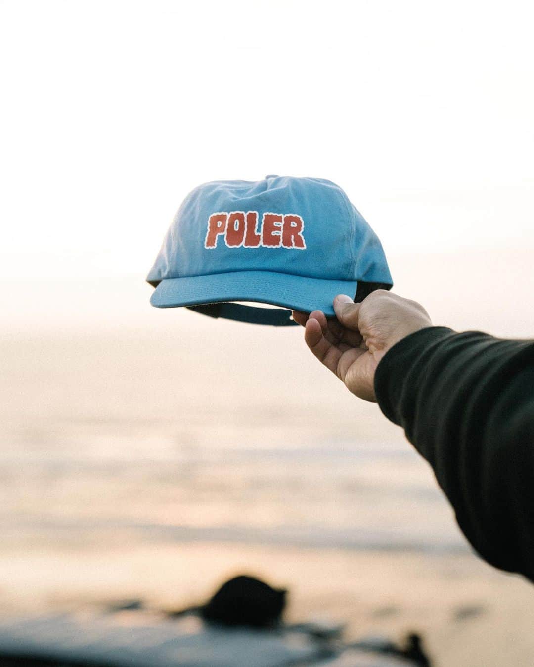 Poler Outdoor Stuffさんのインスタグラム写真 - (Poler Outdoor StuffInstagram)「You lose 75% of natural #campvibes through your head. Counter that by adding 100% #campvibes to your head by wearing this hat. Or any of our hats. Hats.  #campvibes #beneaththebrim」10月22日 8時11分 - polerstuff
