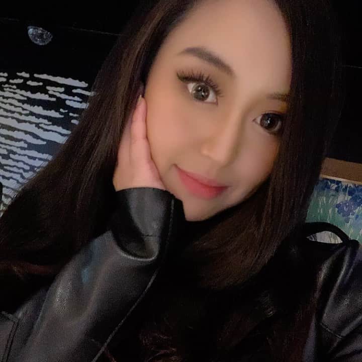 のインスタグラム：「髪黒いの馴染んできたな😊 でも服も髪も全身真っ黒🤣  #blackhair #hairstyle #color #髪色 #黒髪 #黒髪ロング #黒髪ロングストレート #強めコーデ」