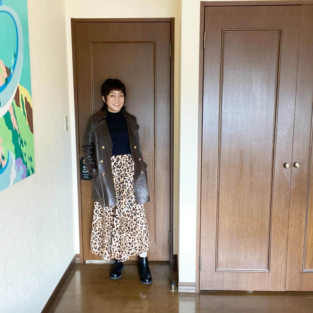 松尾たいこさんのインスタグラム写真 - (松尾たいこInstagram)「セリーヌのヴィンテージレザーコート久しぶり🧥ギャラリーや美術館には、靴音が響かない靴で😊  東京ステーションギャラリーへ「もうひとつの江戸絵画　大津絵」を観にいきました。  江戸時代の民俗絵画で旅人の土産物や護符。 テーマは、猫とネズミや鬼の行水、藤娘など。 自由でおもしろかったです。  久しぶりに着たのは、ヴィンテージのセリーヌのレザーコート。 70年代ぐらいかな？for HERで初めて買ったものです。それからすっかりショップのファンに❤️  セーターは、ユニクロユー。 タートルネックが苦手なので、これちょうどよいです。 スッキリ細身だし。  MAGPIEのヒョウ柄ロングスカートは、年中履いてますね。  足元はオニヴァのソックスにPRADAのアンクル丈ブーツ。  バッグは籠バッグ。ムートン付きだから冬に持ってます😊  #myartlife #liveintokyo #yoyogiuehara #lovefashion #japaneseartist #ファッション大好き#今日のファッションコーデ #ファッション断食終了しました #1年間洋服を買わないチャレンジ #おしゃれは元気の源 #東京ステーションギャラリー #大津絵」10月22日 8時17分 - taikomatsuo