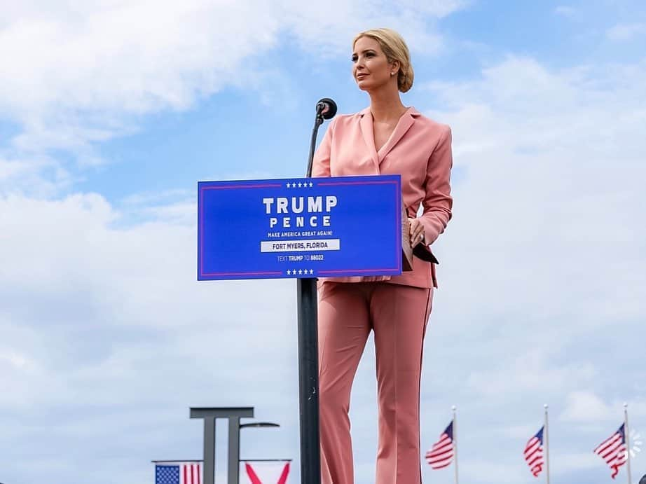 イヴァンカ・トランプさんのインスタグラム写真 - (イヴァンカ・トランプInstagram)「Major energy in Fort Myers today as I campaigned for @realdonaldtrump in Florida!   Early voting has started in the Sunshine State.   Join these American patriots and vote on or before Nov 3rd for @realDonaldTrump!  Visit donaldjtrump.com/vote or text VOTE to 88022 to learn more! 🇺🇸」10月22日 8時27分 - ivankatrump