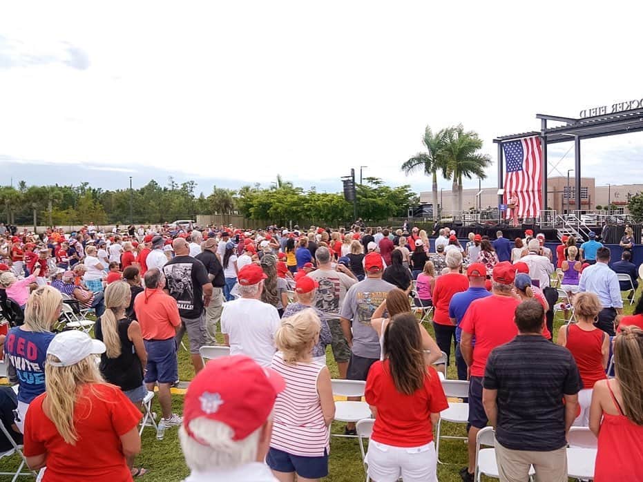 イヴァンカ・トランプさんのインスタグラム写真 - (イヴァンカ・トランプInstagram)「Major energy in Fort Myers today as I campaigned for @realdonaldtrump in Florida!   Early voting has started in the Sunshine State.   Join these American patriots and vote on or before Nov 3rd for @realDonaldTrump!  Visit donaldjtrump.com/vote or text VOTE to 88022 to learn more! 🇺🇸」10月22日 8時27分 - ivankatrump