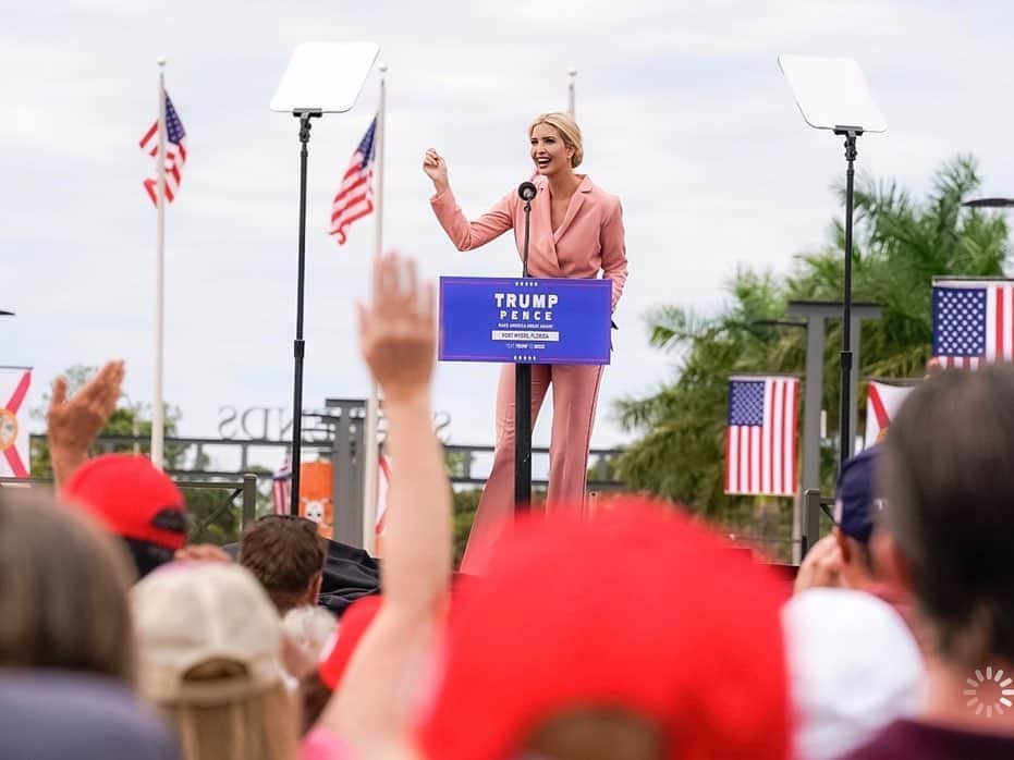 イヴァンカ・トランプさんのインスタグラム写真 - (イヴァンカ・トランプInstagram)「Major energy in Fort Myers today as I campaigned for @realdonaldtrump in Florida!   Early voting has started in the Sunshine State.   Join these American patriots and vote on or before Nov 3rd for @realDonaldTrump!  Visit donaldjtrump.com/vote or text VOTE to 88022 to learn more! 🇺🇸」10月22日 8時27分 - ivankatrump