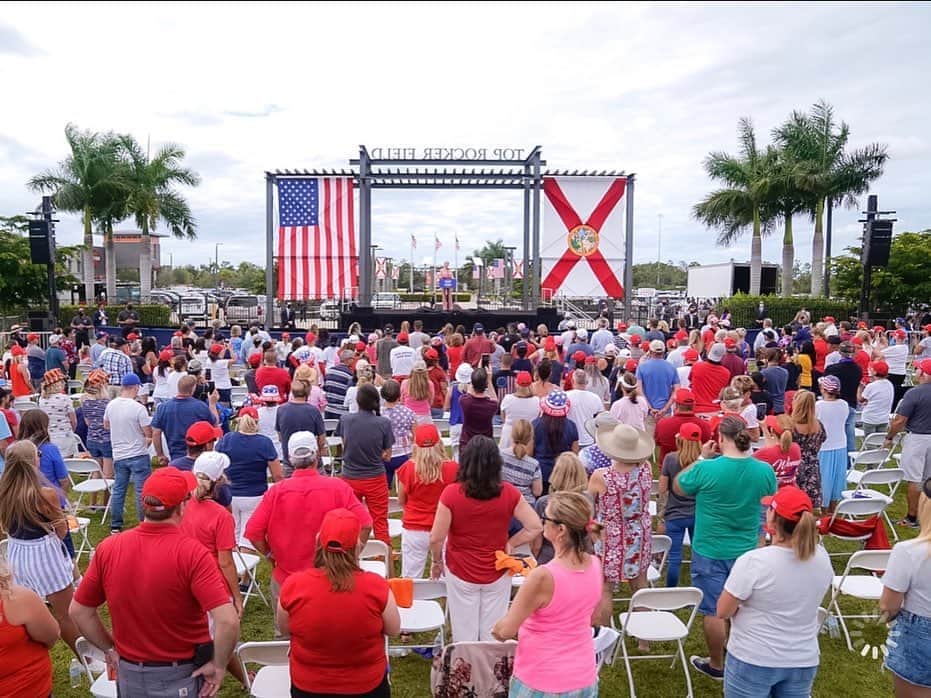 イヴァンカ・トランプのインスタグラム：「Major energy in Fort Myers today as I campaigned for @realdonaldtrump in Florida!   Early voting has started in the Sunshine State.   Join these American patriots and vote on or before Nov 3rd for @realDonaldTrump!  Visit donaldjtrump.com/vote or text VOTE to 88022 to learn more! 🇺🇸」