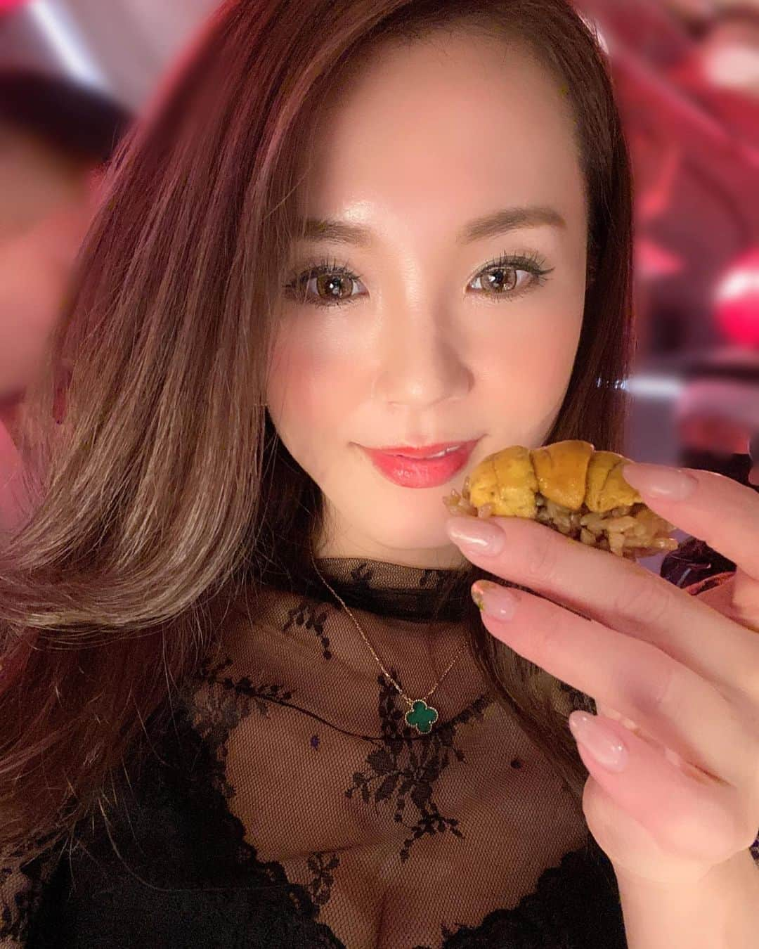 中村愛子さんのインスタグラム写真 - (中村愛子Instagram)「昔はウニ好きじゃなかったけど﻿ （食わず嫌い）﻿ ﻿ 食べたら好きになった😍﻿ ﻿ ﻿ お肉とウニの組み合わせ﻿ 最高に美味しくて幸せ💓﻿ ﻿ ﻿ 気心知れる人たちと﻿ 食べて飲んで笑ってる時間が幸せ💓﻿ ﻿ ﻿ ﻿ #グルメ #ウニ #雲丹 #美味しい #幸せ #赤坂 #東京 #和牛マフィア #幸せ #感謝 #ママ #小学生ママ #ヴァンクリーフ  #vancleefarpels #ヴァンクリーフネックレス #マラカイト #マラカイトグリーン」10月22日 8時20分 - aiko_1231