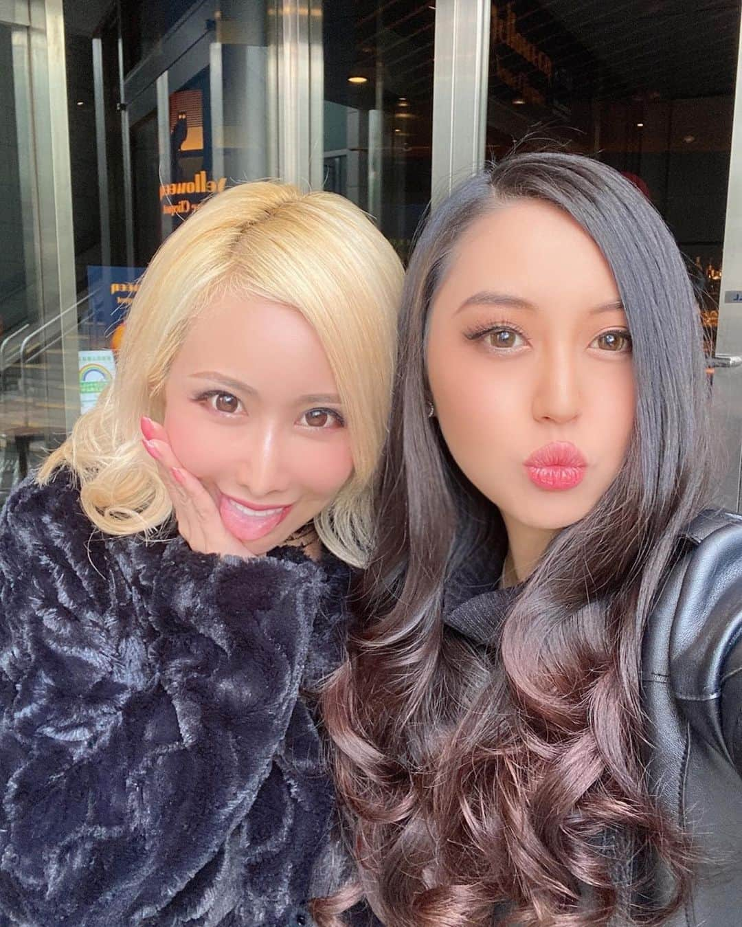 岩上愛美さんのインスタグラム写真 - (岩上愛美Instagram)「ティアラちゃんと数ヶ月ぶりに会って来ました😘 元気そうでホッとしたし、すっごく楽しかった✨ありがとティアラちゃん🥰  #friends #cute #lunch #blackcode #japanesegirl #hairstayle #tusk #roppongi #ランチ #六本木 #ライダースジャケット  #ライダースコーデ #」10月22日 8時22分 - amiiwakami