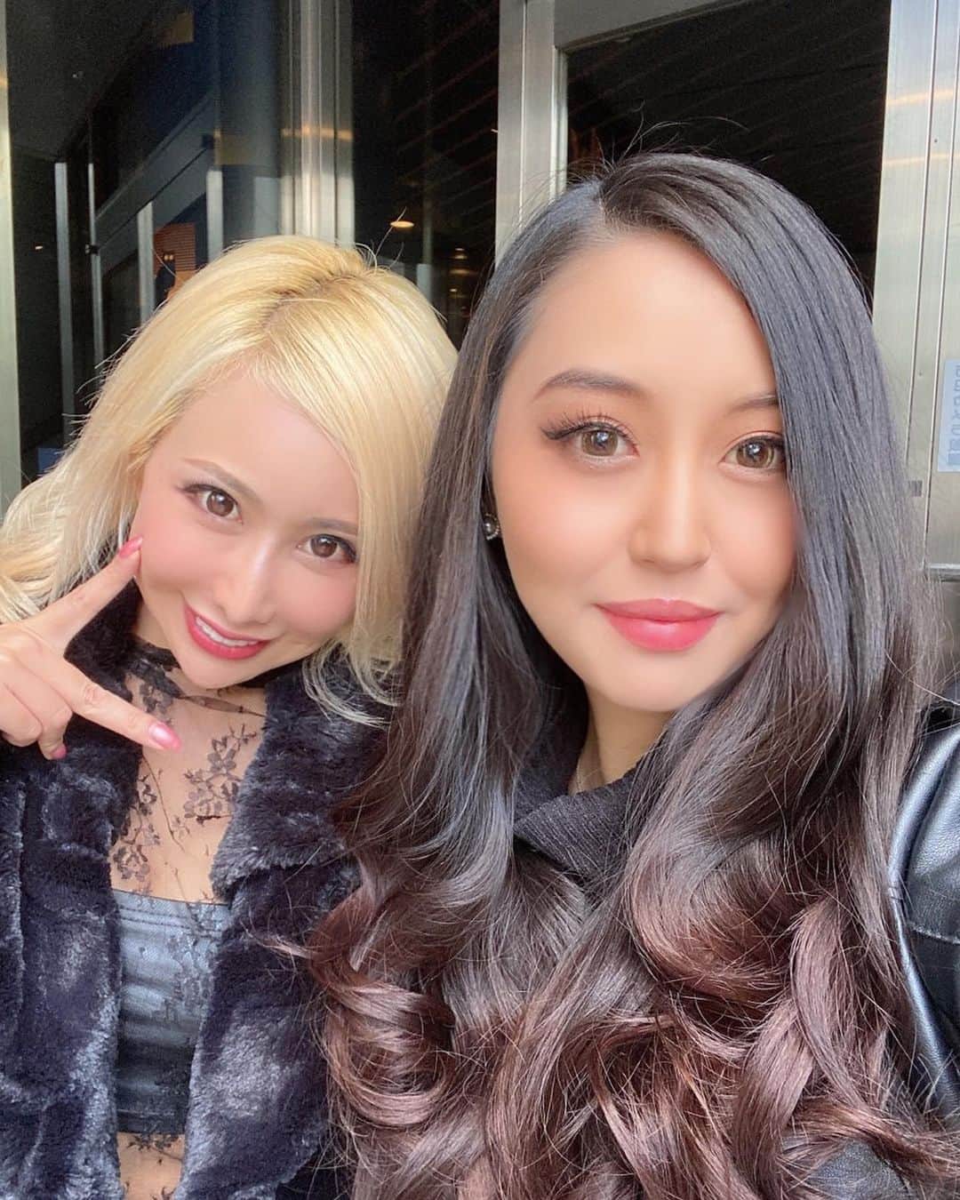 岩上愛美さんのインスタグラム写真 - (岩上愛美Instagram)「ティアラちゃんと数ヶ月ぶりに会って来ました😘 元気そうでホッとしたし、すっごく楽しかった✨ありがとティアラちゃん🥰  #friends #cute #lunch #blackcode #japanesegirl #hairstayle #tusk #roppongi #ランチ #六本木 #ライダースジャケット  #ライダースコーデ #」10月22日 8時22分 - amiiwakami