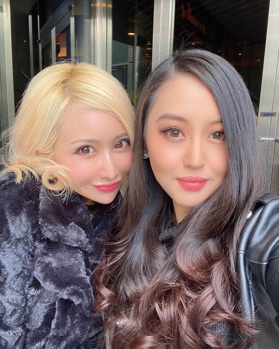 岩上愛美さんのインスタグラム写真 - (岩上愛美Instagram)「ティアラちゃんと数ヶ月ぶりに会って来ました😘 元気そうでホッとしたし、すっごく楽しかった✨ありがとティアラちゃん🥰  #friends #cute #lunch #blackcode #japanesegirl #hairstayle #tusk #roppongi #ランチ #六本木 #ライダースジャケット  #ライダースコーデ #」10月22日 8時22分 - amiiwakami