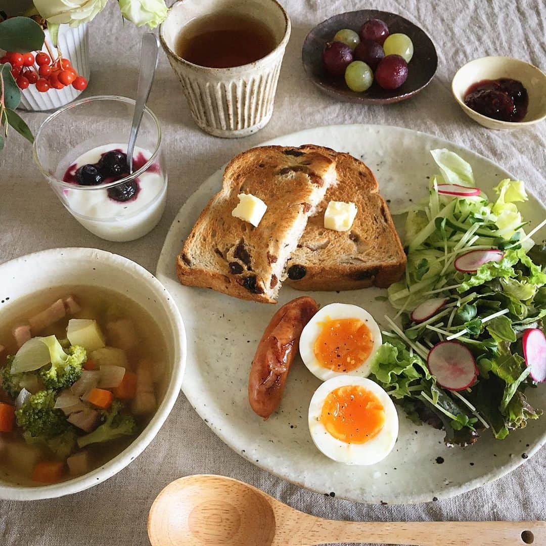 のインスタグラム：「2020/10/22 (thu) 久しぶりのPOSTは、少し前(先月かも💦)の朝ごはんpic。 「ベーコンと冷蔵庫の野菜あれこれを、茅乃舎の野菜だしで煮て軽く塩胡椒した簡単スープですが、美味しくて心も体もホッとした」と途中まで打っていました😁 ・ インスタの更新が少し空くと、体調を気にしてくださる方がいて下さって😅、昨日はそれが重なったもので、カメラロールにあった写真でPOSTしました😁 ありがたいです。 ・ 先週は、寒暖差で久しぶりに風邪をひいてしまいました😷 すぐに回復したのですが、大事な治療前の健康観察期間だったのに体調を崩してしまい少し凹んでいたところ、温かいメッセージと美味しいアイスで一瞬で復活😁 今朝も元気です！ ・ 今日も朝からスープをコトコト。 昨日の疲れもスッキリしたので、雨が降らないうちに用事を済ませます😊 ・ #gon_food #food #foodpic #foodphoto  #instafood #instagood #yummy #love #japan  #onthetable #日々 #暮らし #台所#vegetable #朝ごはん #breakfast #トースト #うつわ #soup #スープ」