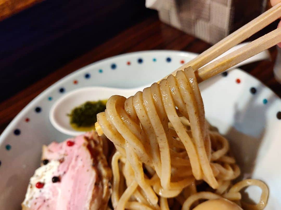 つけMen野郎さんのインスタグラム写真 - (つけMen野郎Instagram)「千葉の恵み2020 外房伊勢海老の極 味噌トマトつけ麺+あじ玉 ら〜麺あけどや ぐるっと千葉20周年のコラボで1日20杯の限定麺。20〜25日で、ぐるっと千葉10月持参の方へ提供。 タイミングが合いまして、夜の部開店前にスタンバイできました。毎週日曜に海老味噌の限定麺を提供しているだけあり、海老と味噌の組み合わせに安定感がある。伊勢海老を使った贅沢な海老の出汁が鮮烈に、味噌が濃厚さを演出し、トマトが締めるところ締めてくれている。レンゲのバジルソースを途中で溶かすことで、より洋風なテイストへ変化する。全て食べた後に割りご飯が付いてくるが、これを食べずには〆らない。チーズリゾットとしていただくと、贅沢なスープが最後まで堪能できてまさに至福。気持ちの良い限定麺でした。」10月22日 8時26分 - bokurarri