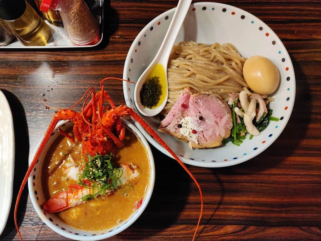 つけMen野郎さんのインスタグラム写真 - (つけMen野郎Instagram)「千葉の恵み2020 外房伊勢海老の極 味噌トマトつけ麺+あじ玉 ら〜麺あけどや ぐるっと千葉20周年のコラボで1日20杯の限定麺。20〜25日で、ぐるっと千葉10月持参の方へ提供。 タイミングが合いまして、夜の部開店前にスタンバイできました。毎週日曜に海老味噌の限定麺を提供しているだけあり、海老と味噌の組み合わせに安定感がある。伊勢海老を使った贅沢な海老の出汁が鮮烈に、味噌が濃厚さを演出し、トマトが締めるところ締めてくれている。レンゲのバジルソースを途中で溶かすことで、より洋風なテイストへ変化する。全て食べた後に割りご飯が付いてくるが、これを食べずには〆らない。チーズリゾットとしていただくと、贅沢なスープが最後まで堪能できてまさに至福。気持ちの良い限定麺でした。」10月22日 8時26分 - bokurarri