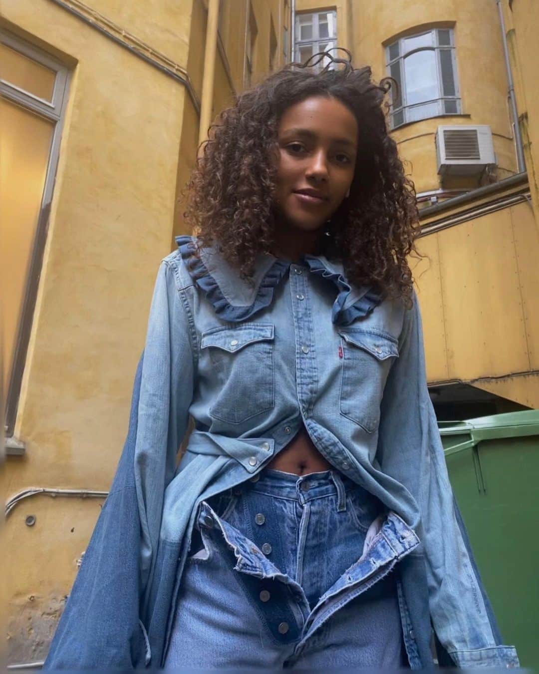 Levi’sさんのインスタグラム写真 - (Levi’sInstagram)「WEAR, SHARE, REPEAT. Swipe to see some of our favorite #GANNIGirls rocking #LEVISXGANNI. Discover our 100% upcycled collaboration - designed to be worn by many and owned by none. Share your love for denim and pass it on. Only available to rent via Ganni Repeat. Link in bio.」10月22日 8時26分 - levis