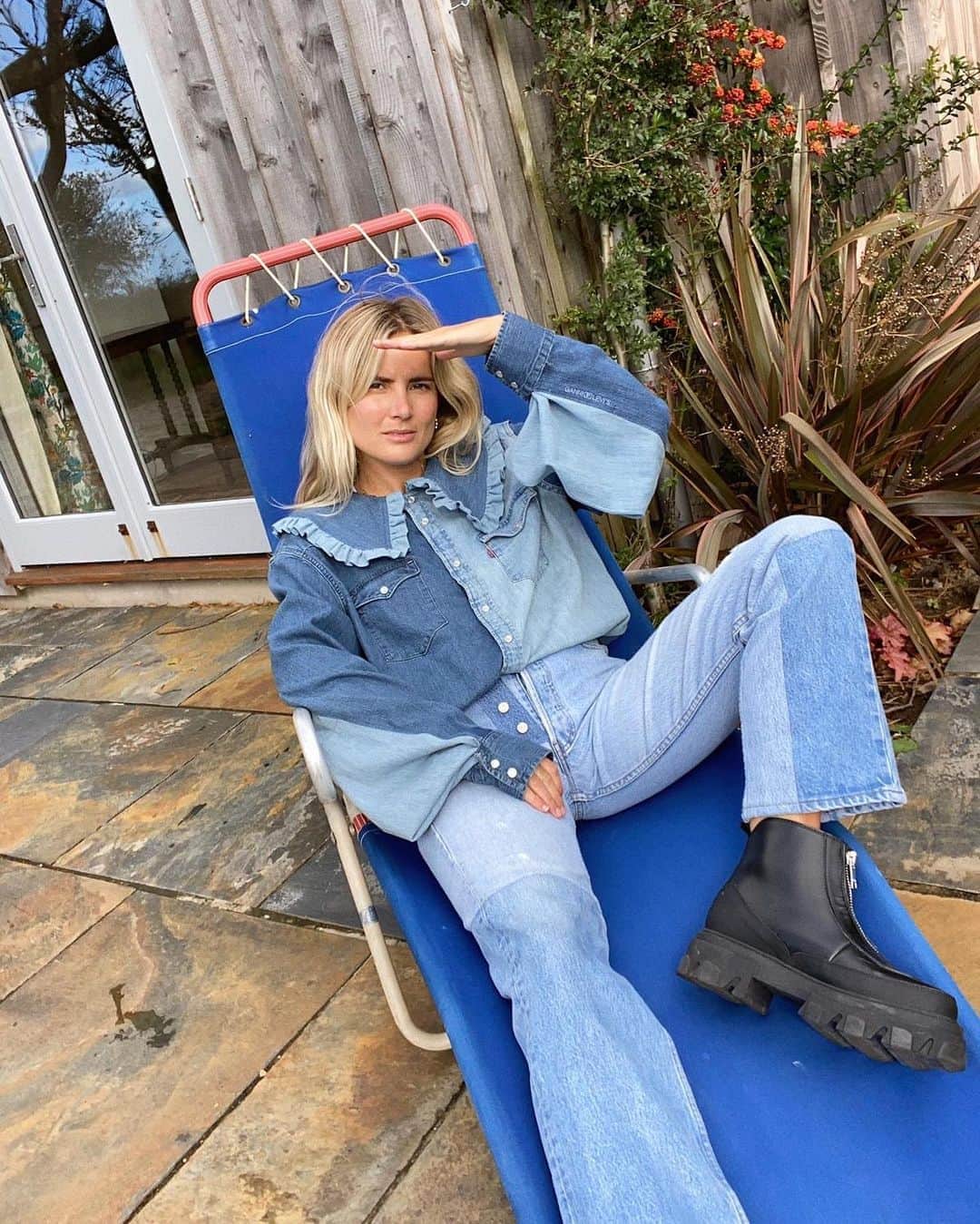 Levi’sさんのインスタグラム写真 - (Levi’sInstagram)「WEAR, SHARE, REPEAT. Swipe to see some of our favorite #GANNIGirls rocking #LEVISXGANNI. Discover our 100% upcycled collaboration - designed to be worn by many and owned by none. Share your love for denim and pass it on. Only available to rent via Ganni Repeat. Link in bio.」10月22日 8時26分 - levis