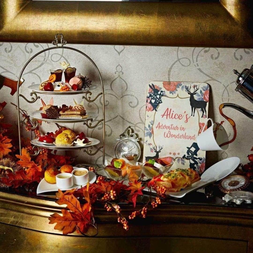 オズモールレストランさんのインスタグラム写真 - (オズモールレストランInstagram)「【Go To Eat対象店舗】 VINO BUONO@表参道 ・ 【10/17～10/31★ハロウィンアフタヌーンティー】アリスの世界がテーマの秋のスイーツ×ドリンク飲み放題 ・ 壮麗なセントグレース大聖堂を望む女性に人気のダイニング「ヴィーノ ボーノ」から、カフェがおかわり自由で楽しめるハロウィン限定のアフタヌーンティープランが登場。  不思議の国のアリスをイメージした3段スタンドのかわいらしいスイーツや、クロックムッシュやバーニャカウダなどのライトミールがたっぷり楽しめる。  紅茶やコーヒーとともに、家族や友だちと贅沢で優雅なひとときを過ごしてみては。この期間限定プランをぜひお見逃しなく。 ・ 店名：VINO BUONO 住所：東京都港区北青山3-15-5 ポルトフィーノ2F アクセス：東京メトロ銀座線ほか「表参道駅」A1出口より徒歩3分  ★最大10000ポイントもらえる！Go To Eatキャンペーン実施中★ 詳しくは、プロフィールURLより↓ ＠ozmall_restaurant  #ozmall #オズモール #OZグル#レストラン #グルメ #グルメ好きな人と繋がりたい #グルメ#東京グルメ#記念日ランチ#女子会  #ハロウィン#ハロウィンパーティー#ハロウィーン#ハロウィン料理#ハロウィンごはん #ハロウィンメニュー#ハロウィン仕様#ハロウィンスイーツ#ハロウィン限定#ハロウィンイベント #アフタヌーンティー#アフタヌーンティールーム#アフタヌーンティーセット#アフタヌーンティー部 #アフタヌーンティー巡り#ハロウィンアフタヌーンティー#ヌン活 #スイーツ好きな人と繋がりたい#スイーツテロ#スイーツ大好き」10月22日 8時30分 - ozmall_restaurant
