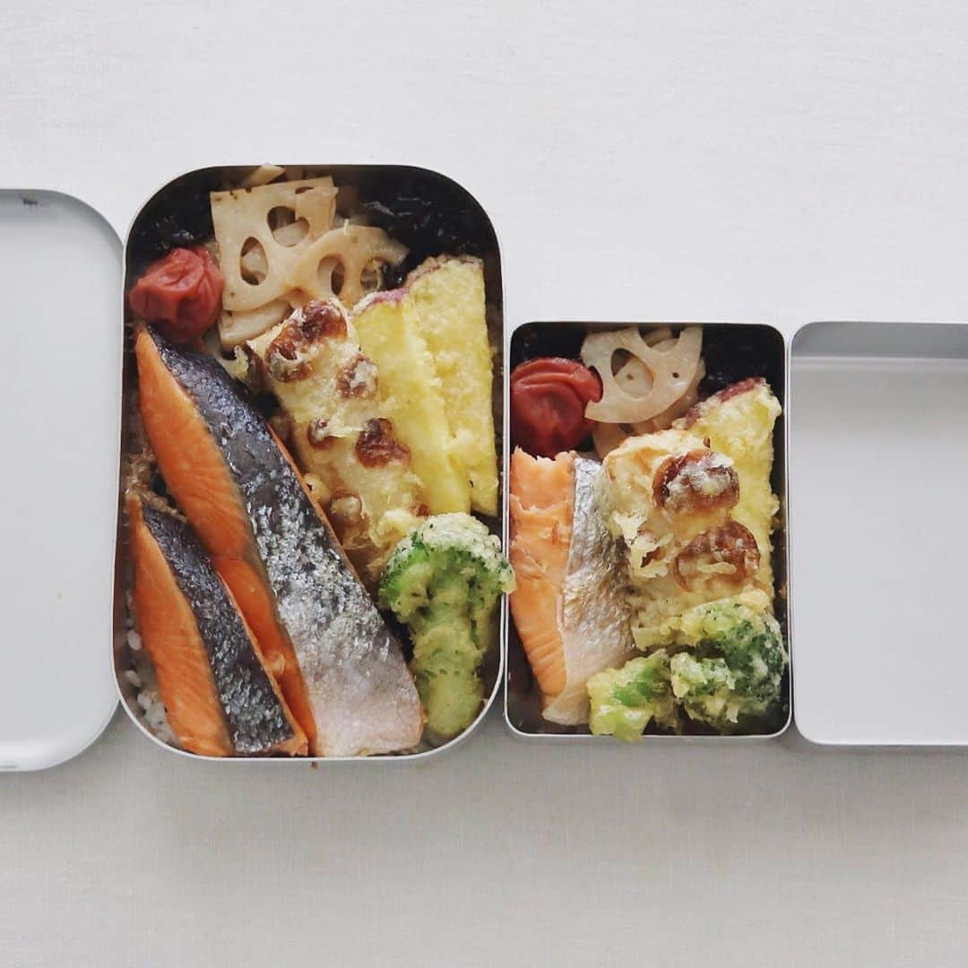 樋口正樹さんのインスタグラム写真 - (樋口正樹Instagram)「Bento Lunch . 昼用のシャケ弁当。 焼鮭、梅干、昆布、 れんこんきんぴら、 ちくわ天、いも天、 ブロッコリー天で。 . 左は食べ盛り仕様、 右は減量中の仕様。 . . #お弁当 #シャケ弁 #焼鮭 #れんこんのきんぴら #ちくわ天 #いも天 #ブロッコリー天 #bento #bentobox」10月22日 8時31分 - higuccini