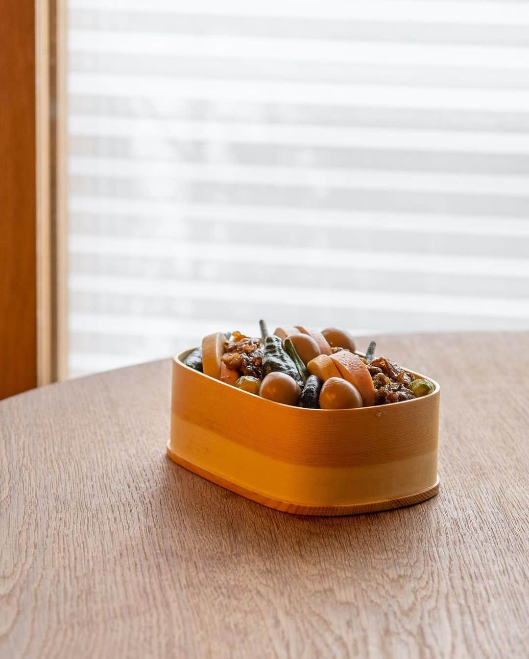 のインスタグラム：「牛コマは下味をつけて片栗粉をまぶし、野菜は味をつけず、うずらの玉子とかまぼこは、つゆに浸けておいたのを出して、ぜーんぶ蒸した。冷凍ごはんも蒸した。調理一択。」