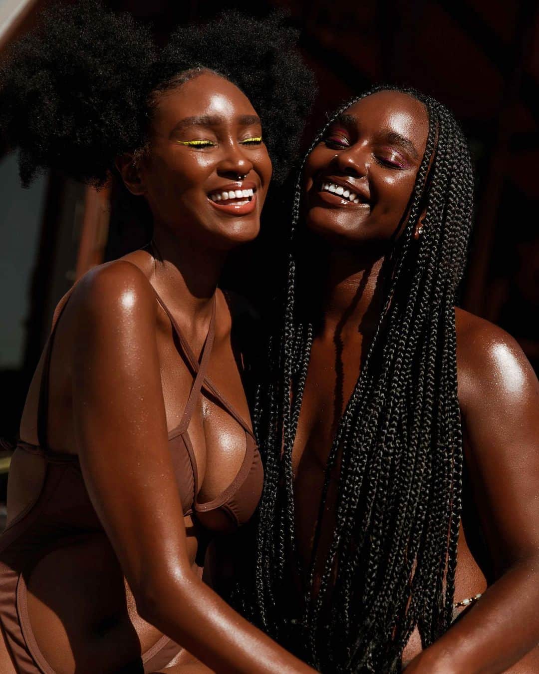 Tori Hughesのインスタグラム：「H E R B A L B L O O M ✨ X M E L A N I N 🍫  Skin Serum @herbalbloomskin  Models @joiajohn @alexys_jay  Makeup @alanaschober  📸 @bonnienichoalds」