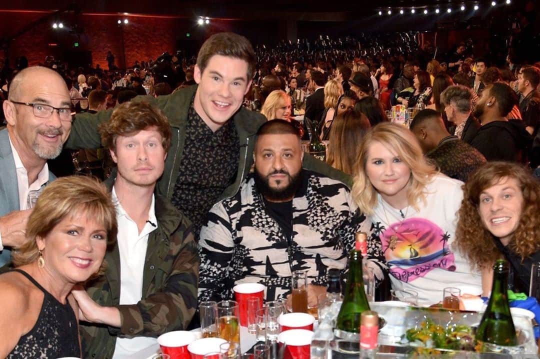 アダム・ディバインのインスタグラム：「Just a throwback family pic! This was when I hosted the @mtvmovieaward and everyone was super excited and happy to be there! #ThisIsImportant」