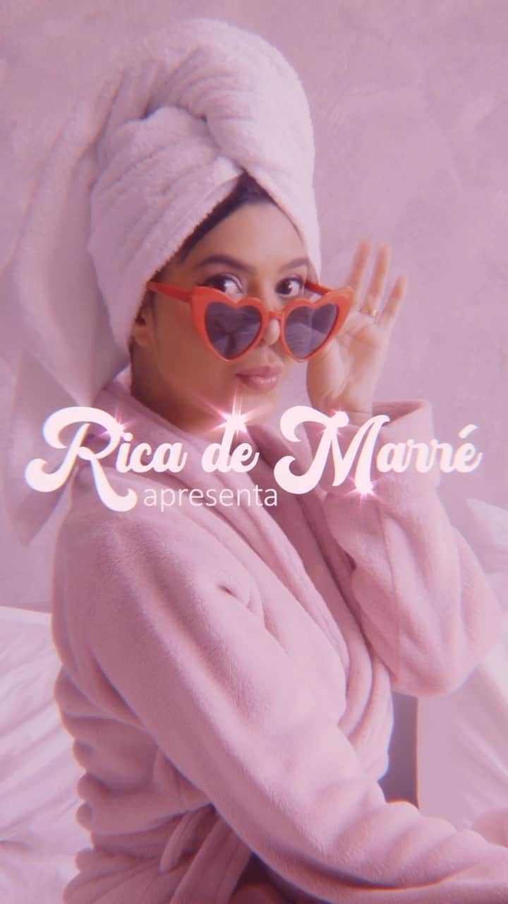 Gabriela Salesのインスタグラム：「Ela faz o vagina care dela! Kkk Amoooo toda a linha de @intimusoficial! Seja para os dias de menstruação ou mesmo para o dia a dia, sempre temos um aliado para nos ajudar. Esse lançamento da linha @intimusoficial Antibacteriana e Defesas Naturais com pH balanceado e ação antibacteriana, não interfere na flora vaginal! É essencial para manter o autocuidado com nossas ppks. Você tem seu ritual? Quero saber! *publi <3 #CuidedaPpk #ChegadeEstigma  - Vídeo @giansales @grup」