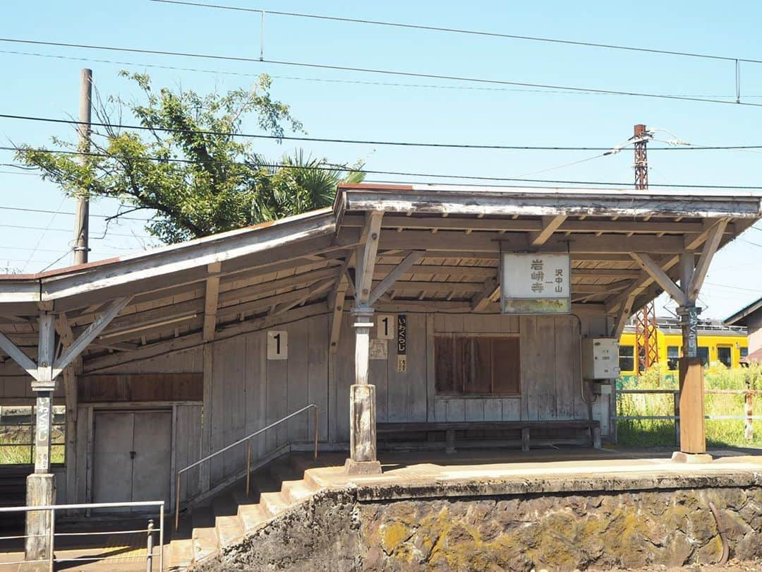 伊藤桃さんのインスタグラム写真 - (伊藤桃Instagram)「【#富山地鉄 岩峅寺駅】 10:18に岩峅寺駅着、次の列車は10:43と25分間時間があったので駅探索🎶 * 1枚目: 久しぶりのわたし。笑 この岩峅寺駅は昔、映画の撮影のときに、明治後期の富山駅のモデルとして使われたそう。 2枚目: まるで旅館のよう！ 二階建ての大きな#木造駅舎 です。 3枚目: 駅舎内には撮影時の写真がずらり。 小さくですが、ストーブがあることにお気づきでしょうか。 この時はまだ残暑の9月のあたま。 それでもストーブがあることにびっくり。冬は雪が深いからしょうか·····。 * 4.5枚目: 改札もレトロな味わいです(,,･ω･,,) 駅の外にはお花が植えられていたのですが、駅員さんがお水をあげていてほっこりしました🥺 * 6枚目: ホームもまたレトロな味わいです。 行先表示板の渋さがたまらん·····😇 7枚目: ホームには、かぼちゃ電車さんが^^ これにのりかえます！ 8枚目: またしても味のある車止め😇 * 9枚目: ホームから保線倉庫がのぞめます^^ これもまた渋い····· 10枚目: シャッターを切る手がとまりませんでした。笑 ここからは不二越・上滝線のホームへ····· つづく(*´˘`*)♡ ✂ーーーーーーーーーーーーーーーーーーーーーーーーーーーーーー✂ #駅舎めぐり #駅舎 #富山地方鉄道 #レトロ建築 #伊藤桃 #discoverjapan #鉄道写真 #鉄道好きな人と繋がりたい #鉄道のある風景 #鉄道写真が好きな人と繋がりたい #鉄道写真部 #鉄道風景 #鉄道風景写真館 #ローカル線の旅 #ローカル線の駅 #japanesegirl #ilovejapan #travelgram #ilovetrains #railwayphotography #travelphotography #railwaystation #railways_of_our_world #japanrailway #japan_of_insta #traveljapan」10月21日 23時51分 - itomomo_tetsu