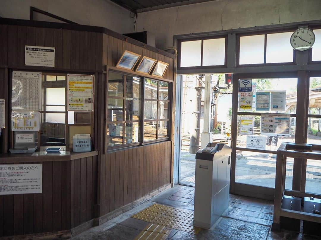 伊藤桃さんのインスタグラム写真 - (伊藤桃Instagram)「【#富山地鉄 岩峅寺駅】 10:18に岩峅寺駅着、次の列車は10:43と25分間時間があったので駅探索🎶 * 1枚目: 久しぶりのわたし。笑 この岩峅寺駅は昔、映画の撮影のときに、明治後期の富山駅のモデルとして使われたそう。 2枚目: まるで旅館のよう！ 二階建ての大きな#木造駅舎 です。 3枚目: 駅舎内には撮影時の写真がずらり。 小さくですが、ストーブがあることにお気づきでしょうか。 この時はまだ残暑の9月のあたま。 それでもストーブがあることにびっくり。冬は雪が深いからしょうか·····。 * 4.5枚目: 改札もレトロな味わいです(,,･ω･,,) 駅の外にはお花が植えられていたのですが、駅員さんがお水をあげていてほっこりしました🥺 * 6枚目: ホームもまたレトロな味わいです。 行先表示板の渋さがたまらん·····😇 7枚目: ホームには、かぼちゃ電車さんが^^ これにのりかえます！ 8枚目: またしても味のある車止め😇 * 9枚目: ホームから保線倉庫がのぞめます^^ これもまた渋い····· 10枚目: シャッターを切る手がとまりませんでした。笑 ここからは不二越・上滝線のホームへ····· つづく(*´˘`*)♡ ✂ーーーーーーーーーーーーーーーーーーーーーーーーーーーーーー✂ #駅舎めぐり #駅舎 #富山地方鉄道 #レトロ建築 #伊藤桃 #discoverjapan #鉄道写真 #鉄道好きな人と繋がりたい #鉄道のある風景 #鉄道写真が好きな人と繋がりたい #鉄道写真部 #鉄道風景 #鉄道風景写真館 #ローカル線の旅 #ローカル線の駅 #japanesegirl #ilovejapan #travelgram #ilovetrains #railwayphotography #travelphotography #railwaystation #railways_of_our_world #japanrailway #japan_of_insta #traveljapan」10月21日 23時51分 - itomomo_tetsu