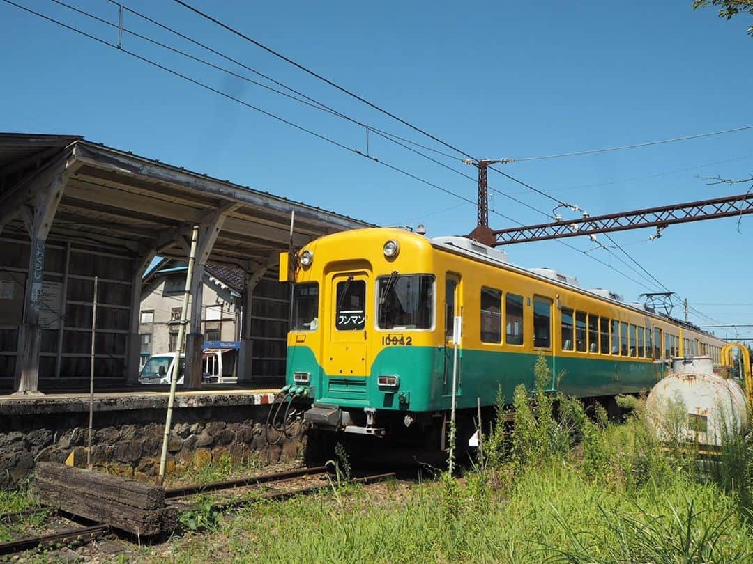 伊藤桃さんのインスタグラム写真 - (伊藤桃Instagram)「【#富山地鉄 岩峅寺駅】 10:18に岩峅寺駅着、次の列車は10:43と25分間時間があったので駅探索🎶 * 1枚目: 久しぶりのわたし。笑 この岩峅寺駅は昔、映画の撮影のときに、明治後期の富山駅のモデルとして使われたそう。 2枚目: まるで旅館のよう！ 二階建ての大きな#木造駅舎 です。 3枚目: 駅舎内には撮影時の写真がずらり。 小さくですが、ストーブがあることにお気づきでしょうか。 この時はまだ残暑の9月のあたま。 それでもストーブがあることにびっくり。冬は雪が深いからしょうか·····。 * 4.5枚目: 改札もレトロな味わいです(,,･ω･,,) 駅の外にはお花が植えられていたのですが、駅員さんがお水をあげていてほっこりしました🥺 * 6枚目: ホームもまたレトロな味わいです。 行先表示板の渋さがたまらん·····😇 7枚目: ホームには、かぼちゃ電車さんが^^ これにのりかえます！ 8枚目: またしても味のある車止め😇 * 9枚目: ホームから保線倉庫がのぞめます^^ これもまた渋い····· 10枚目: シャッターを切る手がとまりませんでした。笑 ここからは不二越・上滝線のホームへ····· つづく(*´˘`*)♡ ✂ーーーーーーーーーーーーーーーーーーーーーーーーーーーーーー✂ #駅舎めぐり #駅舎 #富山地方鉄道 #レトロ建築 #伊藤桃 #discoverjapan #鉄道写真 #鉄道好きな人と繋がりたい #鉄道のある風景 #鉄道写真が好きな人と繋がりたい #鉄道写真部 #鉄道風景 #鉄道風景写真館 #ローカル線の旅 #ローカル線の駅 #japanesegirl #ilovejapan #travelgram #ilovetrains #railwayphotography #travelphotography #railwaystation #railways_of_our_world #japanrailway #japan_of_insta #traveljapan」10月21日 23時51分 - itomomo_tetsu