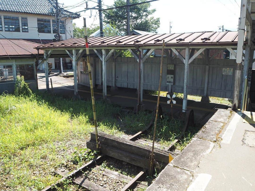 伊藤桃さんのインスタグラム写真 - (伊藤桃Instagram)「【#富山地鉄 岩峅寺駅】 10:18に岩峅寺駅着、次の列車は10:43と25分間時間があったので駅探索🎶 * 1枚目: 久しぶりのわたし。笑 この岩峅寺駅は昔、映画の撮影のときに、明治後期の富山駅のモデルとして使われたそう。 2枚目: まるで旅館のよう！ 二階建ての大きな#木造駅舎 です。 3枚目: 駅舎内には撮影時の写真がずらり。 小さくですが、ストーブがあることにお気づきでしょうか。 この時はまだ残暑の9月のあたま。 それでもストーブがあることにびっくり。冬は雪が深いからしょうか·····。 * 4.5枚目: 改札もレトロな味わいです(,,･ω･,,) 駅の外にはお花が植えられていたのですが、駅員さんがお水をあげていてほっこりしました🥺 * 6枚目: ホームもまたレトロな味わいです。 行先表示板の渋さがたまらん·····😇 7枚目: ホームには、かぼちゃ電車さんが^^ これにのりかえます！ 8枚目: またしても味のある車止め😇 * 9枚目: ホームから保線倉庫がのぞめます^^ これもまた渋い····· 10枚目: シャッターを切る手がとまりませんでした。笑 ここからは不二越・上滝線のホームへ····· つづく(*´˘`*)♡ ✂ーーーーーーーーーーーーーーーーーーーーーーーーーーーーーー✂ #駅舎めぐり #駅舎 #富山地方鉄道 #レトロ建築 #伊藤桃 #discoverjapan #鉄道写真 #鉄道好きな人と繋がりたい #鉄道のある風景 #鉄道写真が好きな人と繋がりたい #鉄道写真部 #鉄道風景 #鉄道風景写真館 #ローカル線の旅 #ローカル線の駅 #japanesegirl #ilovejapan #travelgram #ilovetrains #railwayphotography #travelphotography #railwaystation #railways_of_our_world #japanrailway #japan_of_insta #traveljapan」10月21日 23時51分 - itomomo_tetsu