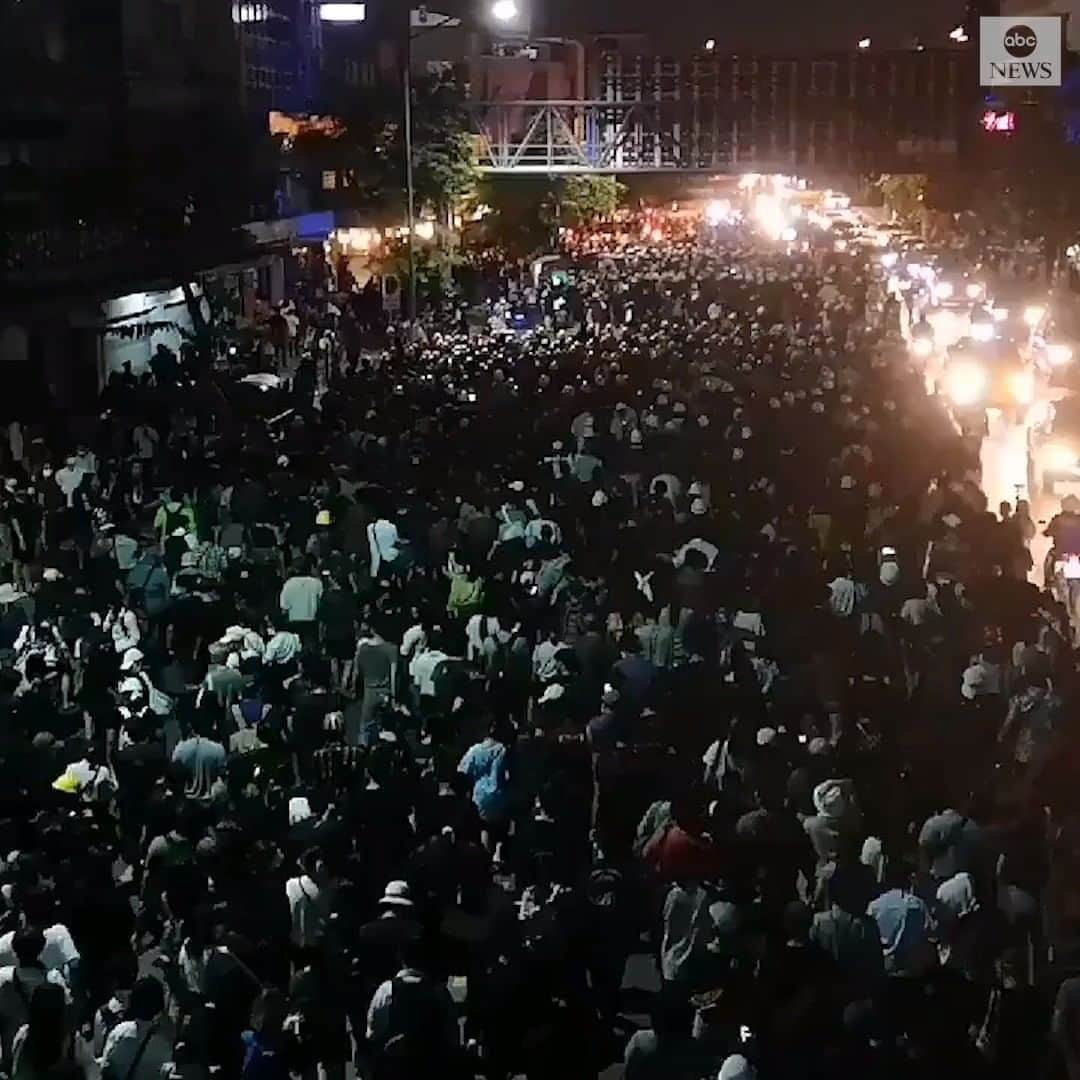 のインスタグラム：「Thai demonstrators marched on the prime minister's offices as calls for his resignation continued among other reforms to the country's monarchy, as Thailand's prime minister pleaded to resolve their political differences through Parliament. #thailand #protesting #international」