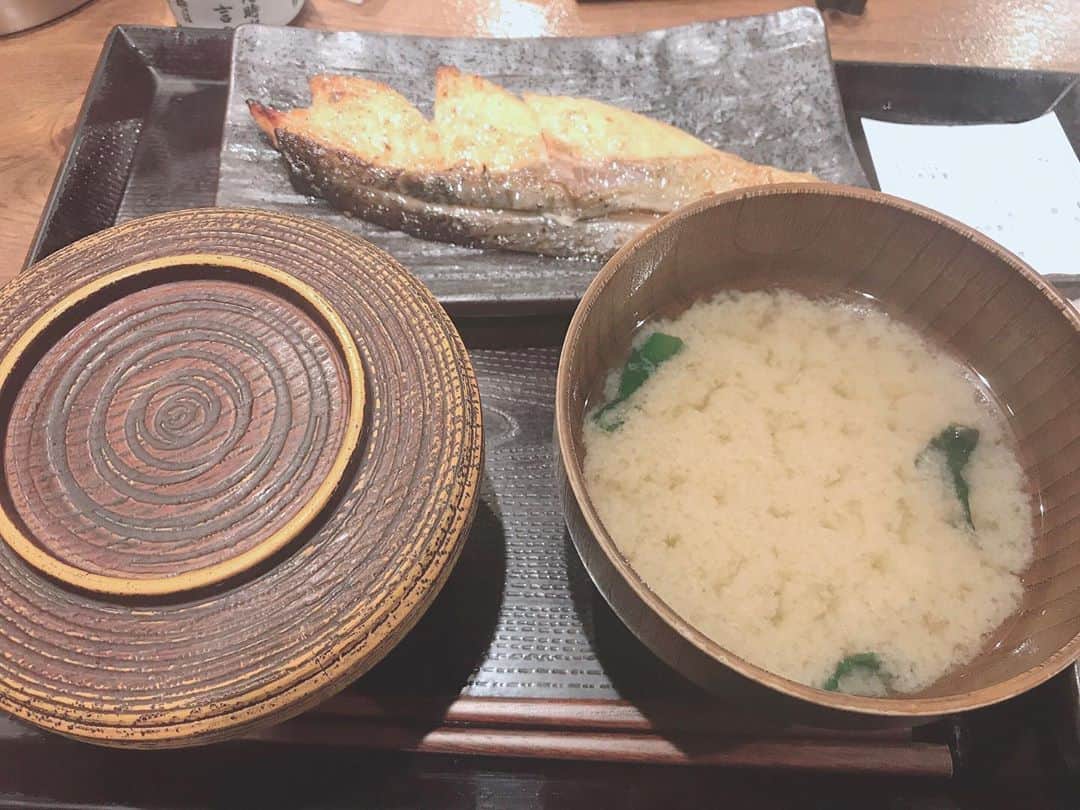 のインスタグラム：「鮭の西京焼き美味しかったなー😋😋😋 これも新宿のとき食べたやーつ。 ご飯とまらなくなるくらい美味しかった👍❤️ #鮭の西京焼き #定食 #やはり日本人は魚好き #美味しかった」