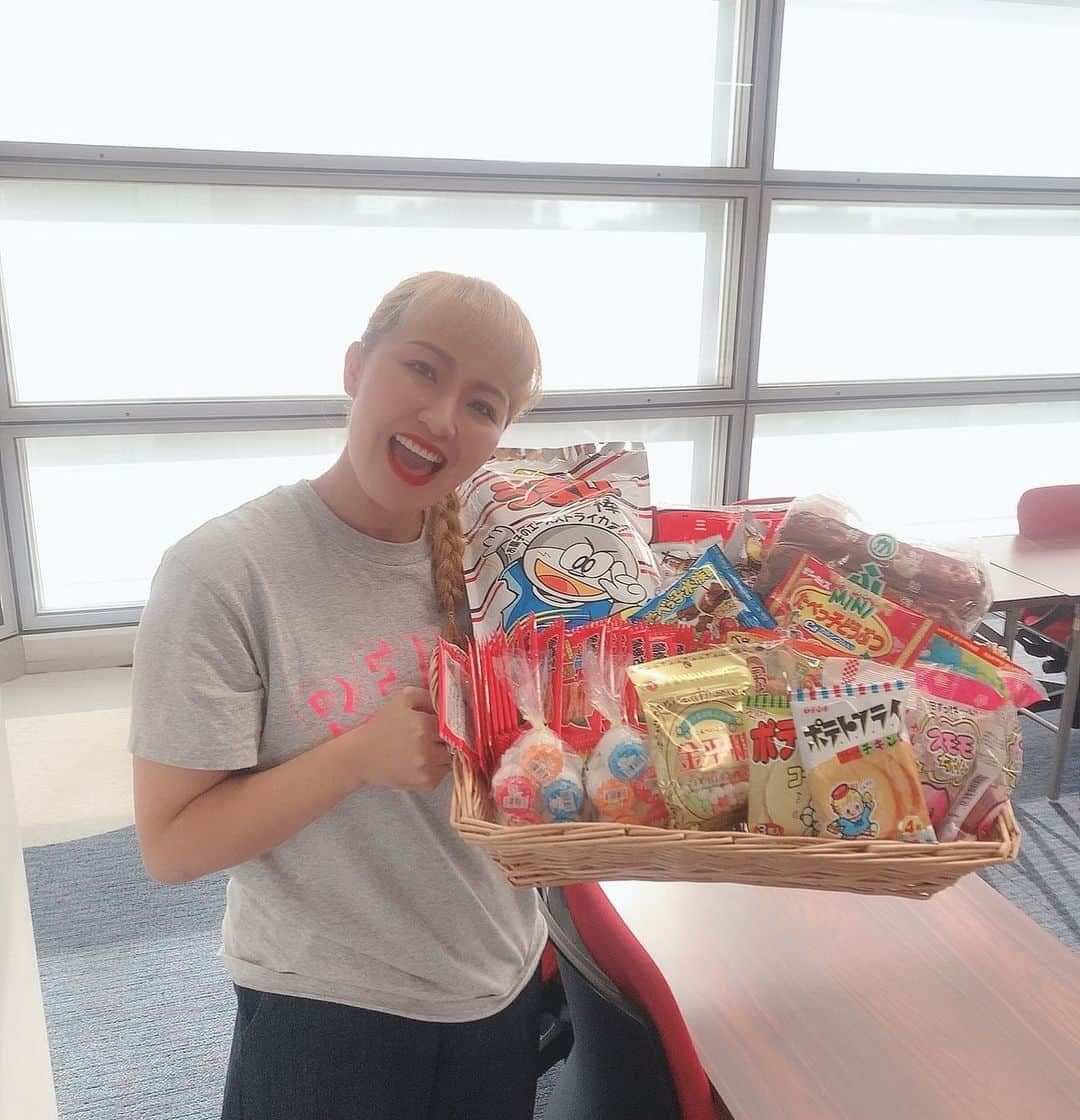 丸山桂里奈さんのインスタグラム写真 - (丸山桂里奈Instagram)「駄菓子をお祝いでいただきました❤️ 最高すぎます。 感謝感謝です😍😍😍  #収録 #スタッフさんから #お祝い #駄菓子 #小さい頃みんな食べてた味 #大人だからこそ食べてほしい #食べたい味 #こりかたまった頭を柔らかくするもの #夕飯食べすぎた #おげげ #いい意味で #インスタバエ」10月21日 23時47分 - karinamaruyama