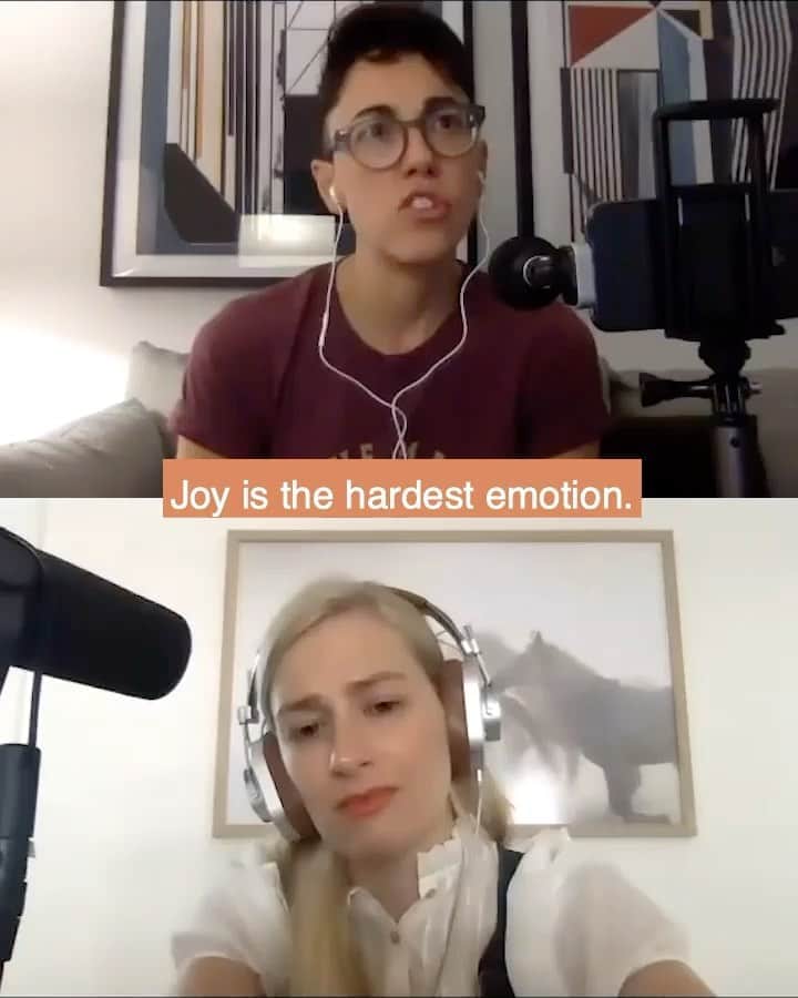 ベス・ベアーズのインスタグラム：「"Joy is the hardest emotion"- such incredibly wise words from @ginachavez on this week's #harmonicspodcast ! Love loved this interview with Gina! And you will too! Link in bio! @thebluegrasssituation  @amyrjacobs  @chrisjacobsisawesome   @cj_locks」