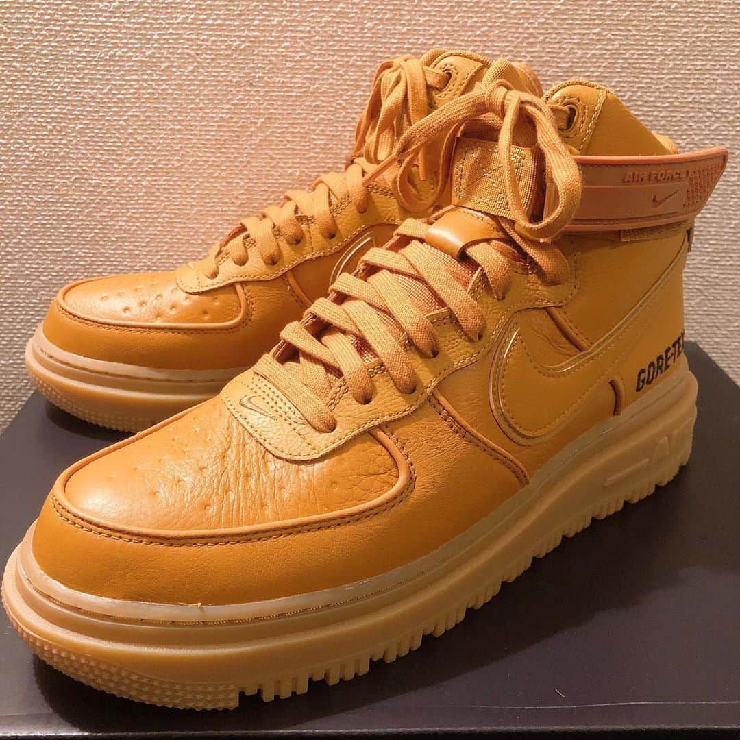 加藤 聖也のインスタグラム：「. New kicks 💁🏻‍♂️ NIKE AF1 × GORE-TEX BOOT FLAX - WHEAT 久しぶりにSNKRSでGET ☺︎ NIKEとGORE-TEXは2足目だ ✔︎ #kicks #sneaker #sneakers #SNKRS  #fashion #cordinate #street #ONFEET #NIKE #AF1 #AIRFORCE1 #GORETEX #WHEAT #ゴツいからめちゃくちゃデカく見える😤 #雨の日も気にせず履ける靴」