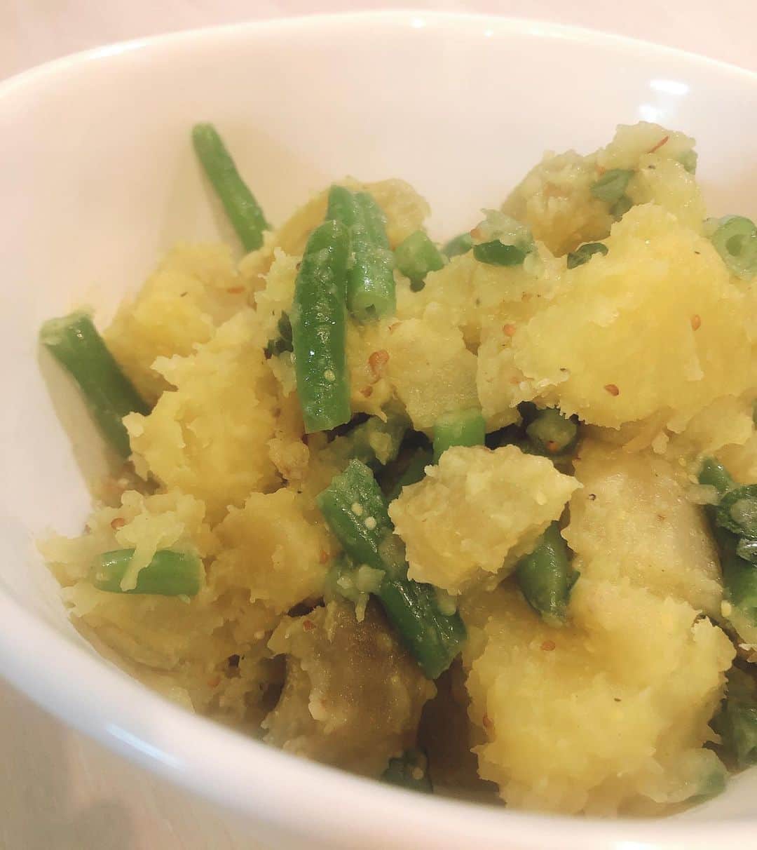 LOVEのインスタグラム：「久々のー🍴😚  #まいっかレシピ  Vol.5 【さつまいもといんげんの洋風ホットサラダ】15分で作り置きや〜  ＊さつまいも一本🍠(ピーラーで皮剥いて一口大に切る。ちょいと皮残ってもまいっか) ＊いんげん、好きなだけ(冷凍なら水につけて柔らかくなったら切っとく)  ○オリーブオイル50ml ○レモン🍋　1/3個 or 大さじ2 ○粒マスタード　小さじ1 ○にんにく半かけみじん切り or チューブなら1cmちょいくらい ○塩　小さじ1 か2...お好みで ○胡椒　ぱっぱっぱっ...ぱっ　くらい ○オレガノ/バジル/しそ？などあるハーブひとつかみ刻んで(ドライでも可能)  ①パンチングボウルorざるにさつまいも入れて、それごと一回り大きな鍋へ。鍋底に1-2cm水を入れてファイヤー、蓋して蒸す！！(沸騰した後は弱/中火でいったん8分)  ②蒸してる間にらぶちゃんのニューアルバム「Resonant Grace」を再生しながら、調味料まぜとく。共鳴...  ③いったん8分(2曲目終わったくらい)でフォーク刺してチェケ。「ほく...」ならOK！「っっっぷす」ならあと5分。まあ、ちょい硬でもちょい柔でもまいっか。  ④いんげん(冷凍まだ冷たくてもまいっか)を追加して2分ぐわっと蒸す！！(生いんげんは緑が鮮やかになったらもうOK)  ⑤ボウルにあけて、ドレッシングいれたらいっきにスプーンで混ぜる。多少崩れたほうが吸って美味しいので、豪快に！ あつあつ、んまんまで食べる。  ※作り置きするなら２倍の分量でもグー。冷たくても旨し。  ⚡️DELUXE⚡️ アンチョビ入れたらパーティーディッシュや。」