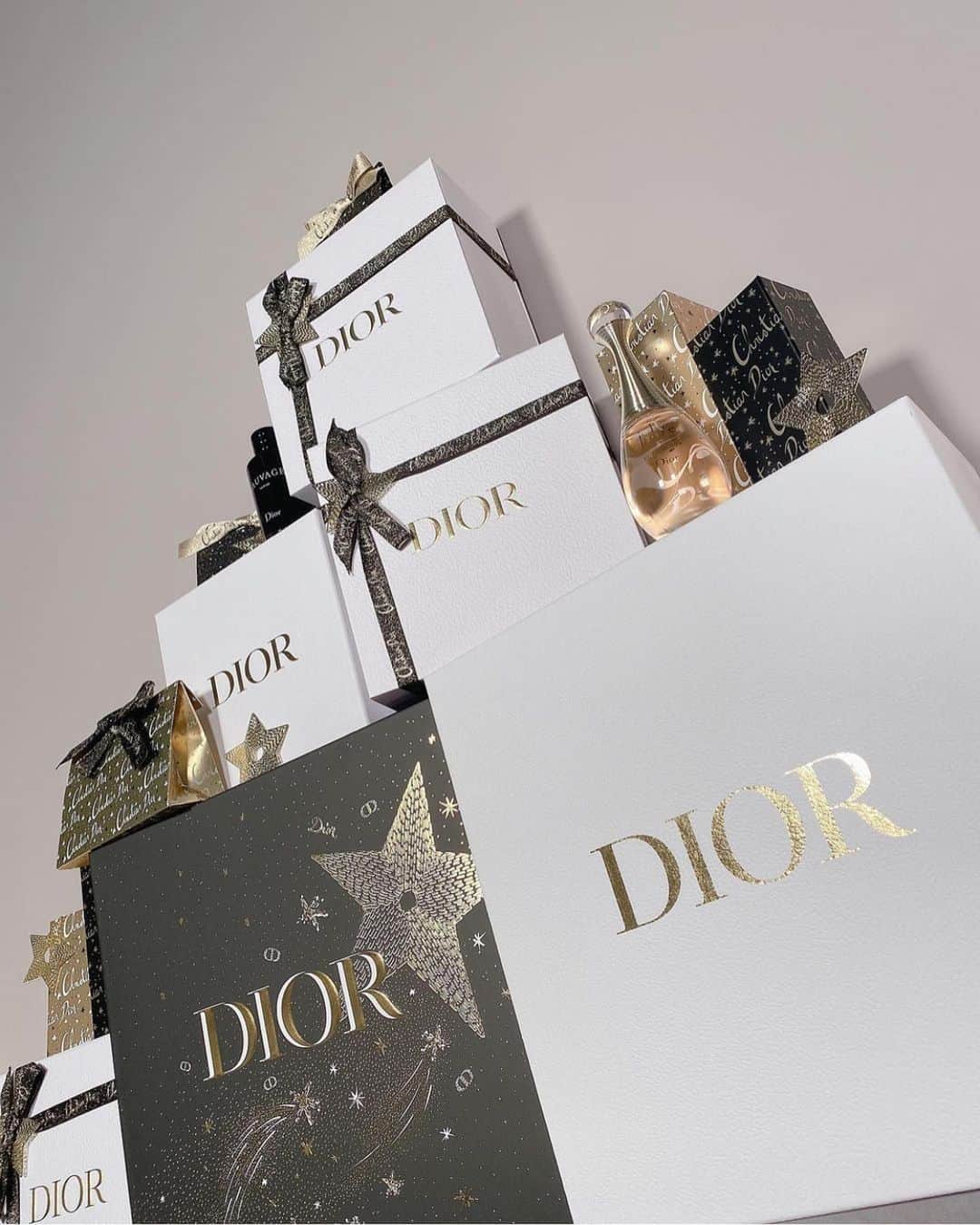 香音さんのインスタグラム写真 - (香音Instagram)「DiorBeautyJapan Twitterライブ配信有難うございました♡ とても素敵なクリスマスコレクション、一足お先に体験させていただきました♡ . トップメイクアップアーティストの池山さんに新作のクリスマスコスメを紹介してもらいながら、メイクしました💋 . 素敵なコスメに囲まれてとても幸せな時間でした♡ . お洋服は明日アップしますね〜 #Dior#diormakeup  #DiorBeautyJapan」10月21日 23時50分 - kanon420_official
