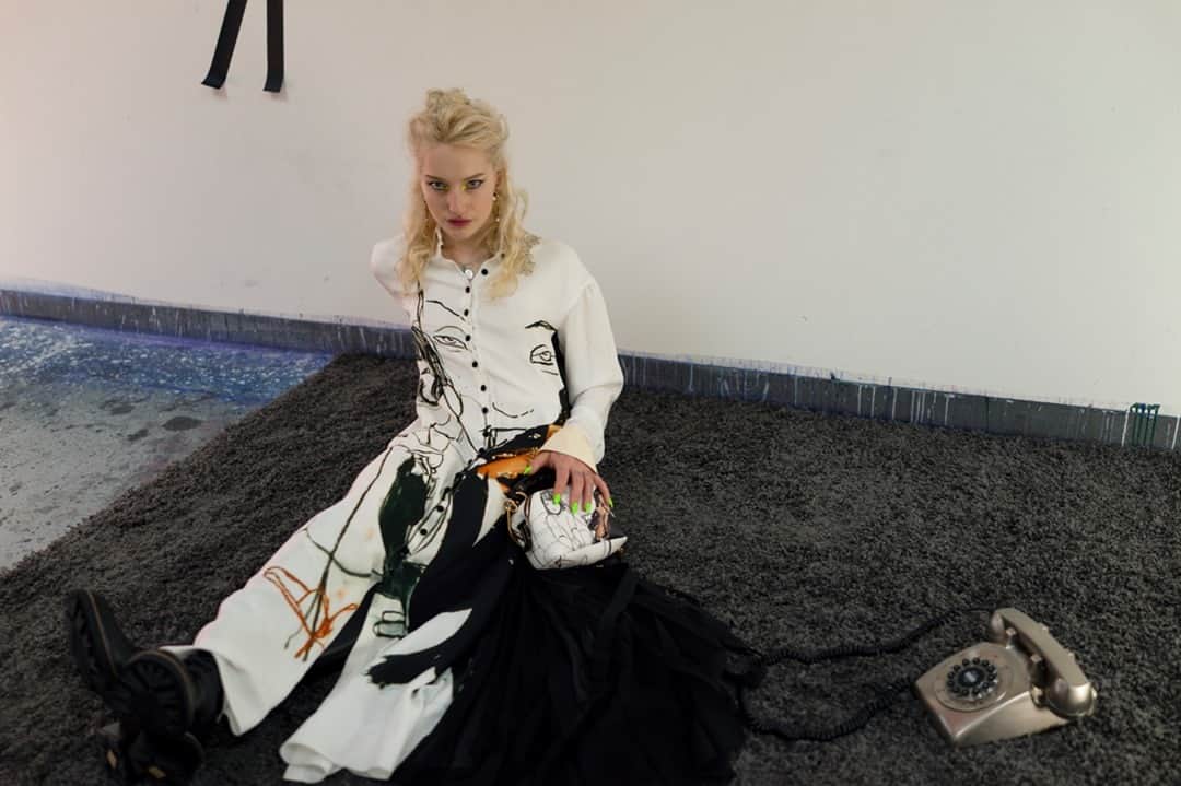 のインスタグラム：「Throughout “On the phone with Chloé,” artist #RitaAckermann, her daughter Marika Thunder (@Mizz_thunder), and Tyneika Horne (@CrownFlawless) are dressed #CHLOEfw20 clothes printed with reproductions of Rita’s paintings with expressive makeup by Marika. Filmed by Bernadette Van-Huy in Rita’s studio, this alluring video has the effect of a disturbance on the surface of water.  #CHLOEvoices #CHLOE」