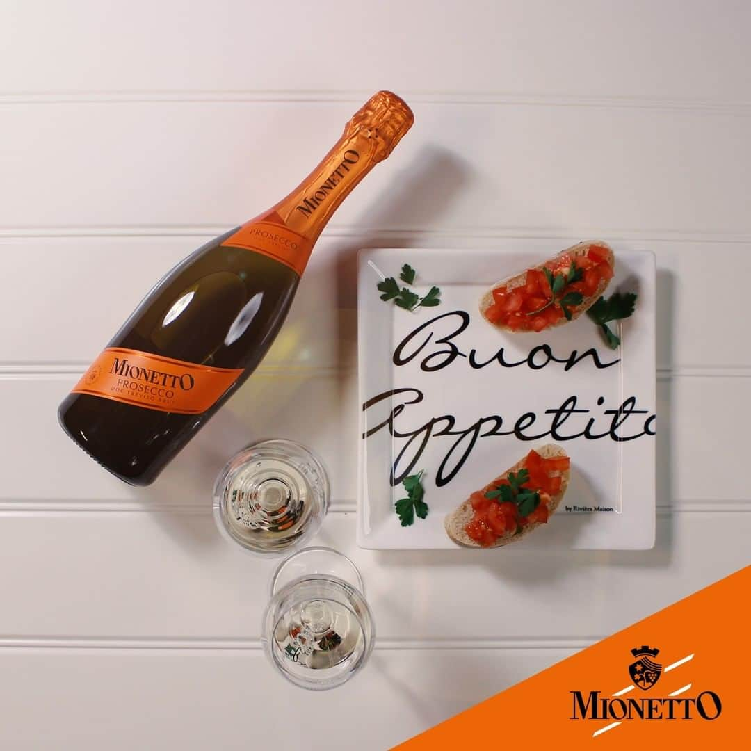 Mionetto Prosecco Deutschlandのインスタグラム：「Was wäre ein Aperitivo ohne Antipasti oder Antipasti ohne Aperitivo? 🇮🇹 . Gewinne eines von 5 Aperitivo-Paketen, bestehend aus 2 Flaschen Mionetto Prosecco und einem Rivièra Maison Teller, der sich wunderbar für italienische Antipasti eignet. . Folge dafür @mionetto_de und markiere in den Kommentaren einen Freund mit dem du den perfekten italienischen Abend genießen möchtest. . Buon Appetito & Cin Cin! 🧡🥂 . Die vollständigen Teilnahmebedingungen findest Du über den Link in unserer Bio. . Gewinnspiel beendet. Vielen Dank an alle Teilnehmer! Die Gewinner haben wir per Direct Message kontaktiert. Herzlichen Glückwunsch 🍾🍀」