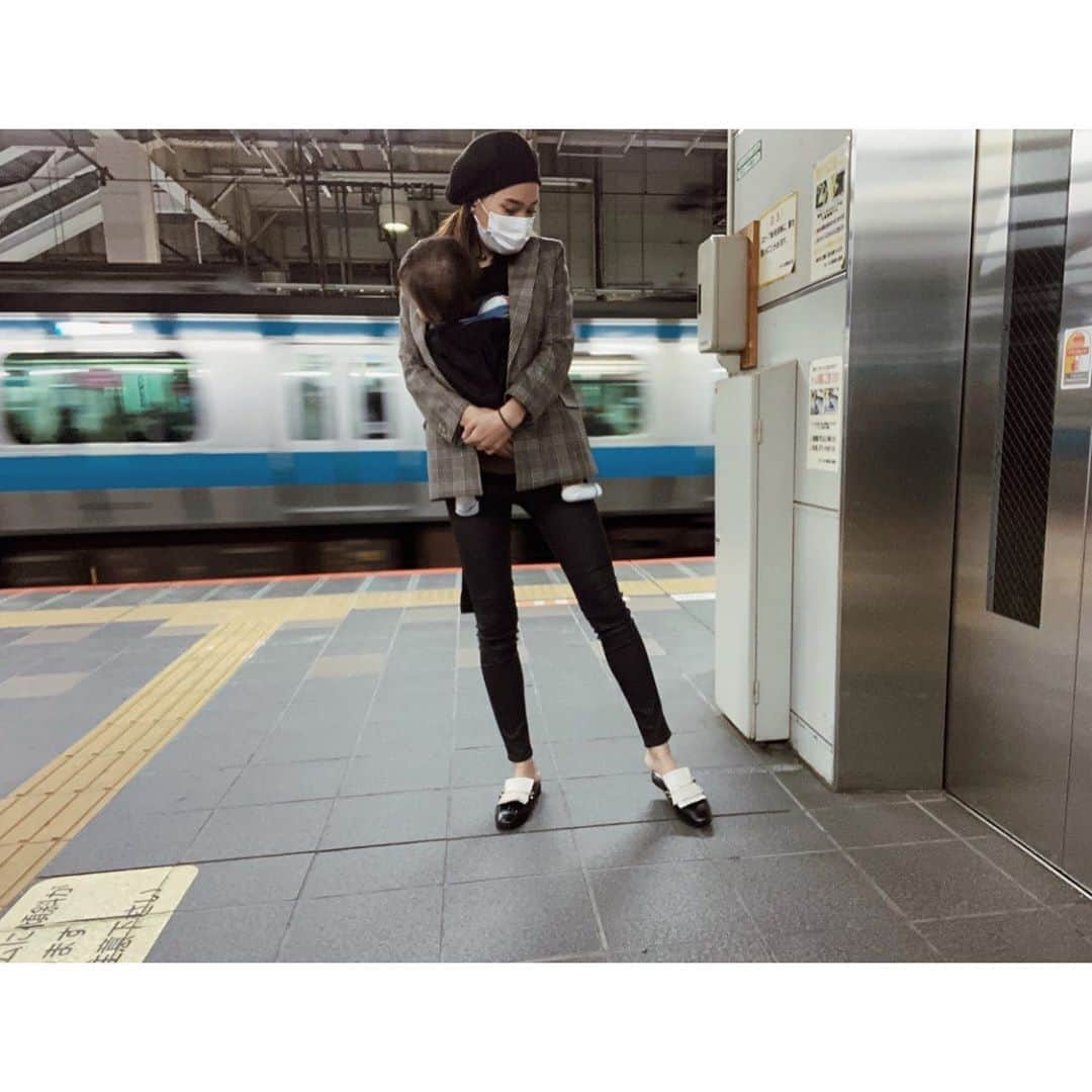 樽見麻緒さんのインスタグラム写真 - (樽見麻緒Instagram)「ひさびさに#ootd  ベビーカー途中で嫌がるから 毎回抱っこ紐する前提での服選び💭 よだれも付くし首は引っ張られるし 着れる服が厳選される..🤣(ママコーデの現実) ׅ #ママコーデ#コーディネート#秋コーデ#ジャケットコーデ#プチプラ#スキニー#男の子ママ#ママファッション#ママリファッション#カジュアルコーデ#プチプラコーデ #codenate#fashion#code#outfit#autumn#jacket#まお私服」10月21日 23時53分 - t_mao27