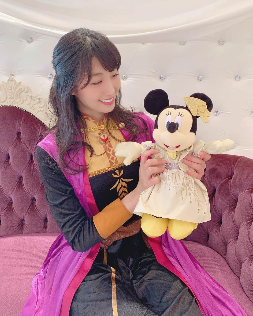 関根ささらさんのインスタグラム写真 - (関根ささらInstagram)「#Dハロ仮装 【#アナと雪の女王2 アナ】❄️ . . 今年はアナの仮装2パターン♡ こちらは勇気ある旅に出るときのアナの強い意志が表れていてかっこいいの🖤 . . キリッとした表情したかったのに光が眩しすぎてこの表情が限界でした😬😬(3枚目) . . 既出の投稿にもある通り、今年はパークでの #ディズニーハロウィン のイベントが中止、全身仮装が禁止となっていたため、#舞浜ユーラシア にて #フォトジェニックハロウィン を利用しました🎃👻❤️(ベルの仮装したときもここ！♡) . . パークでの仮装が何より最高だけど、ホテルでゆったり仮装できるのもいいなと感じた関根でした🥰🥰 . . #dハロ仮 #仮装ディズニー #ディズニー仮装 #アナ雪 #アナと雪の女王 #アナ雪2 #アナ #anna #frozen #disneyfrozen #disneyfrozen2 #disneyprincess #disneycosplay #disneyhalloween #halloween #halloweencostume #ハロウィン #ハロウィンコスプレ #ハロウィン仮装 #ハロウィンコス」10月21日 23時53分 - sasarasekine