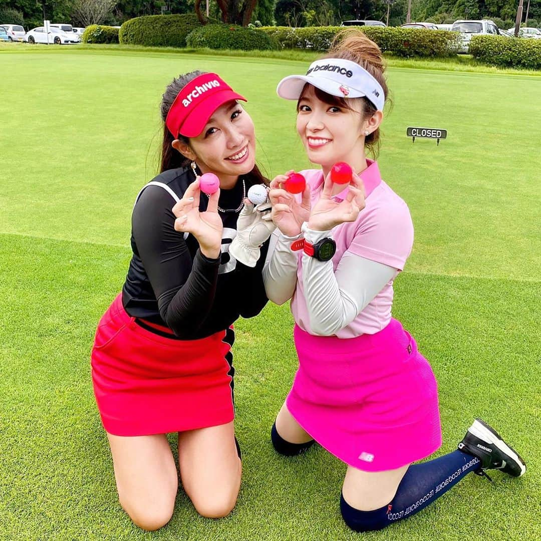 岩根沙恵子?さえみるさんのインスタグラム写真 - (岩根沙恵子?さえみるInstagram)「⛳️We are キャスコ女子ゴルフ部✌︎ ふたりとも名前入りボール使ってます💋 「さえみる」って書いてるの♡ . 今週のゴルフでは何を着ようかなあ？🌸 まだまだ秋冬のウェアが足りない🥺 . #お洒落ゴルファー #ゴルフウェアコーデ #ゴルフコーデ #ゴルフ女子  #ゴルフ女子コーデ #ゴルフ初心者 #ゴルフ好き女子 #スポニチ女子 #ゴルフ好き #アルチビオコーデ #女子ゴルフ #スポニチ女子 #スポーツ女子 #筋肉痛好き #ゴルフ好きと繋がりたい #ゴルフコーディネート #キャスコ #キャスコ女子ゴルフ部 #プロテイン女子 #スポニチスクエア #スポーツ女子  #ゴルフバカ #instagolf #インスタゴルフ女子 #golstagram #ゴルジョモ #ゴルフファッション #東千葉カントリークラブ #ごるふ女子 #おしゃれゴルファー  #golflife #さえみるゴルフ」10月21日 23時55分 - saemiltiii