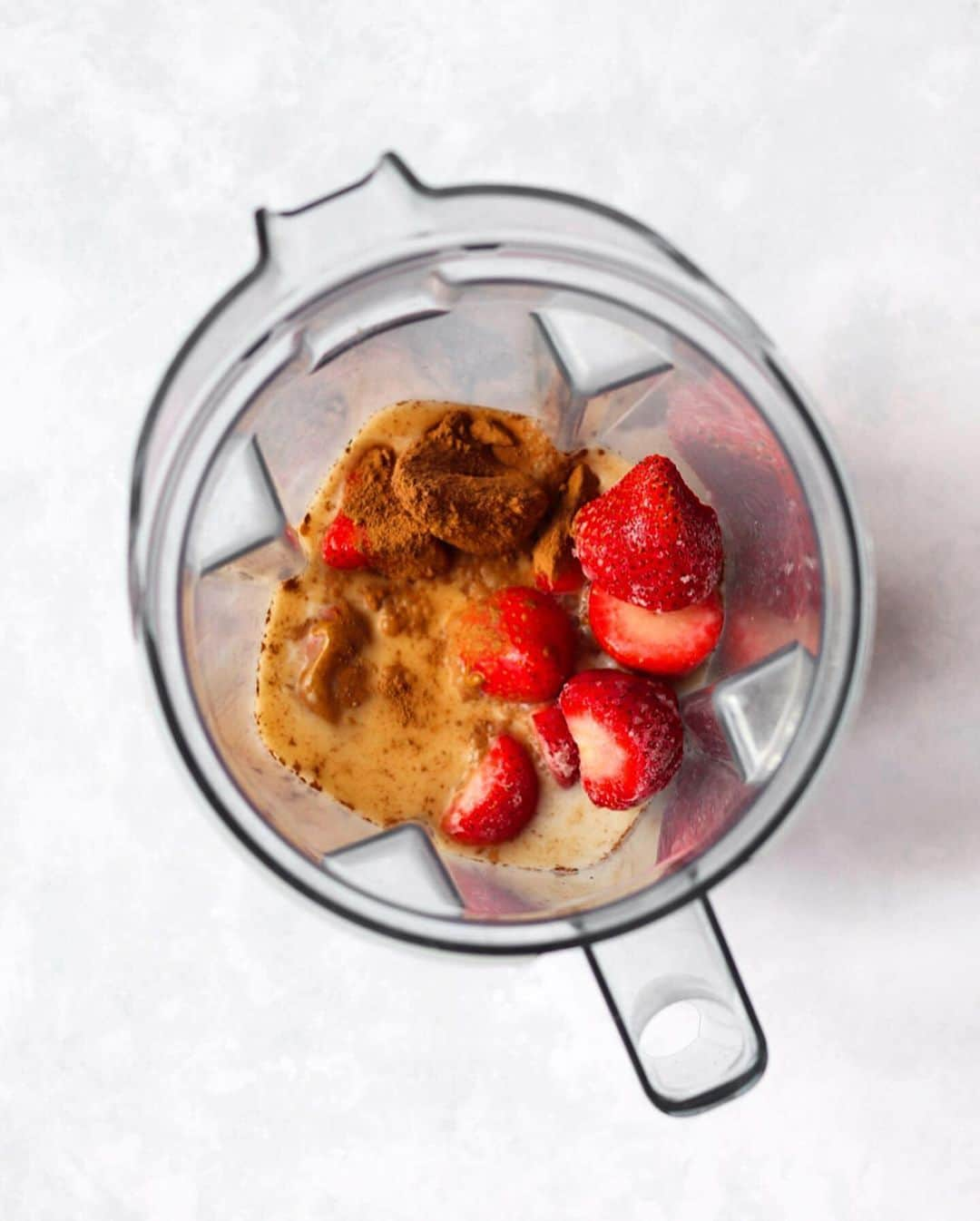 Vitamix Global Headquarters Real foodさんのインスタグラム写真 - (Vitamix Global Headquarters Real foodInstagram)「🍓Emoji Challenge🍫 Using ONLY emojis, what's in your smoothie today?  • Chocolate Strawberry Smoothie recipe + 📸: by @kathleenscravings  Ingredients:  Almond Milk Almond Butter Frozen Strawberries Cacao (or cocoa powder)  Perfect for breakfast or an afternoon snack. • #repost #kathleenscravings #vitamix #healthy #fresh #breakfast #snack #almondmilk #strawberries #vegan #smoothie #vitamixrecipes #blender #myvitamix🍓🍫」10月21日 23時55分 - vitamix