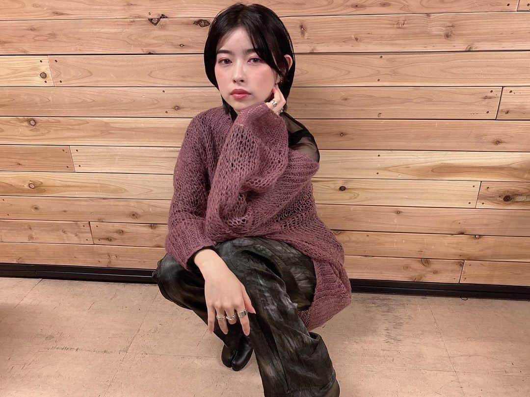 のインスタグラム：「1年ぶり？くらいのアコースティックライブでした。 やっぱり歌うのが好きです。  そういえば矯正を始めたんですけど、初めて1週間で一旦取り外して新しく付け替える事にしたんですよ。 また新しく矯正器具つけなおしたら詳しく書こかな。  #秋コーデ #足袋ブーツ #maisonmargiela #tabiboots #シアートップス #ピンクニット #センターパート」