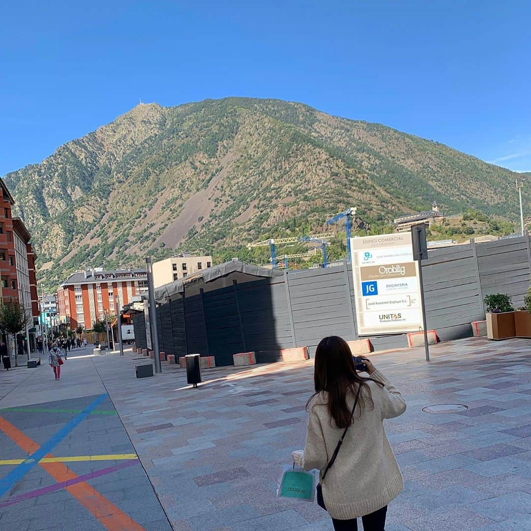 住谷風花さんのインスタグラム写真 - (住谷風花Instagram)「・ アンドラ🇦🇩🌨  フランスとスペインの間に挟まれている小さな独立公国🏔 寒かった寒すぎた😣」10月21日 23時59分 - fuukauramoto