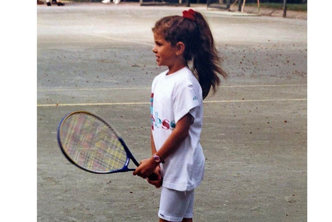 WTA（女子テニス協会）さんのインスタグラム写真 - (WTA（女子テニス協会）Instagram)「❤️. @julia.goerges ・・・ TIME TO SAY GOODBYE 💭✍️🎾  . . Dear Tennis,   I am writing to you, because I am ready to say “Goodbye”. When I started playing tennis at the age of 5, I would never have thought that we would go such a long way together.   You have given me so many different types of emotions throughout our journey and I am very thankful for everything you have shown and taught me. I learnt how to deal with the toughest losses but also enjoy the most amazing wins of my career, to fight back many times when I was struggling with you and through it all we never lost sight of our dreams.   I always knew how I would feel when it is time to say goodbye to you, and that moment has arrived. I am ready to close the tennis chapter of my life and open a new one, which I am really excited about.   Thank you for everything you have given me. You will stay forever in my heart ❤️  Yours, Jules   P.S. Huge thank you to my family, friends, team, sponsors and fans for supporting and believing in me always, I couldn’t have done it without you. . . Liebes Tennis,  ich schreibe Dir diese Zeilen, weil ich bereit bin mich von Dir zu verabschieden. Als ich mit 5 Jahren mit Dir angefangen habe, hätte ich niemals gedacht, dass wir einen so langen Weg zusammen gehen. Du hast mir so viele verschiedene Emotionen auf unserer Reise beschert und ich bin sehr dankbar für alles was Du mir gezeigt und beigebracht hast.  Ich habe gelernt mit den härtesten Niederlagen umzugehen- die größten Siege meiner Karriere zu genießen- wiederzukommen als ich mit Dir gekämpft habe und nie aufzugeben meine Träume zu verwirklichen. Ich habe immer gewusst, dass ich es fühlen werde, wenn der richtige Zeitpunkt gekommen ist, zu Dir Tschüss zu sagen - der Moment ist da. Ich bin bereit das Kapitel Tennis zu schließen und ein Neues aufzumachen, worauf ich mich sehr freue.  Vielen Dank für alles, was Du mir gegeben hast- Du wirst für immer in meinem Herzen sein ❤️   Deine Jule  P.S. Ein großes Dankeschön auch an meine Familie, Freunde, Team, Sponsoren und Fans. Ihr habt immer an mich geglaubt und ohne Eure Unterstützung hätte ich es nicht geschafft . . 📷 Credits- #1:Parents #2: @porschetennis #3: @jimmie48」10月22日 0時09分 - wta