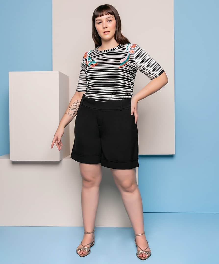 DECÊNCIAのインスタグラム：「Uma produção p&b que é prática mas ao mesmo tempo cheia de estilo. O bordado tira a blusa do lugar comum para uma produção cheia de personalidade. #decencia #plussizeatacado #modaplussize #plussizeonline」